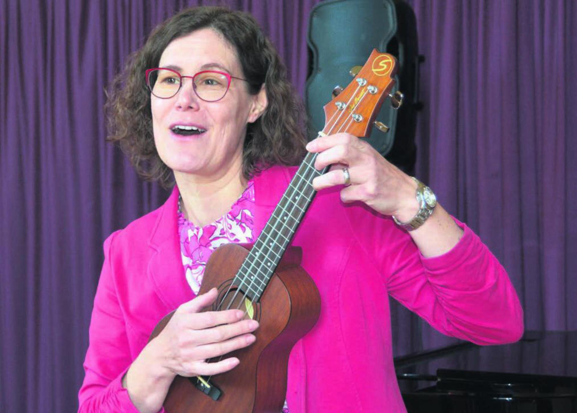 Ob mit Ukulele oder dem Klavier – Stefanie Bieri wird in ihrem Programm «Lebens(T)räume» für viel Musik sorgen. Bild: Sabrina Salm