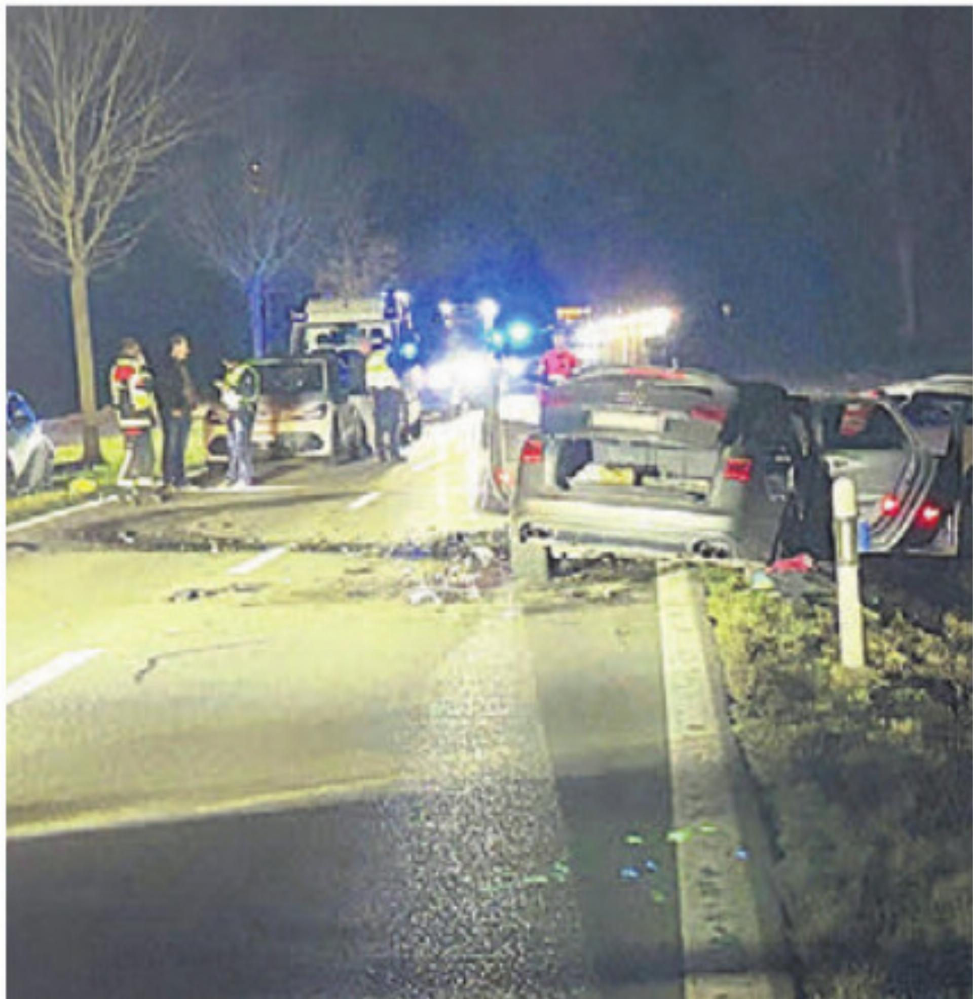 Durch die Wucht des Aufpralls wurden beide Fahrzeuge in die Wiese geschleudert. Bild: pz