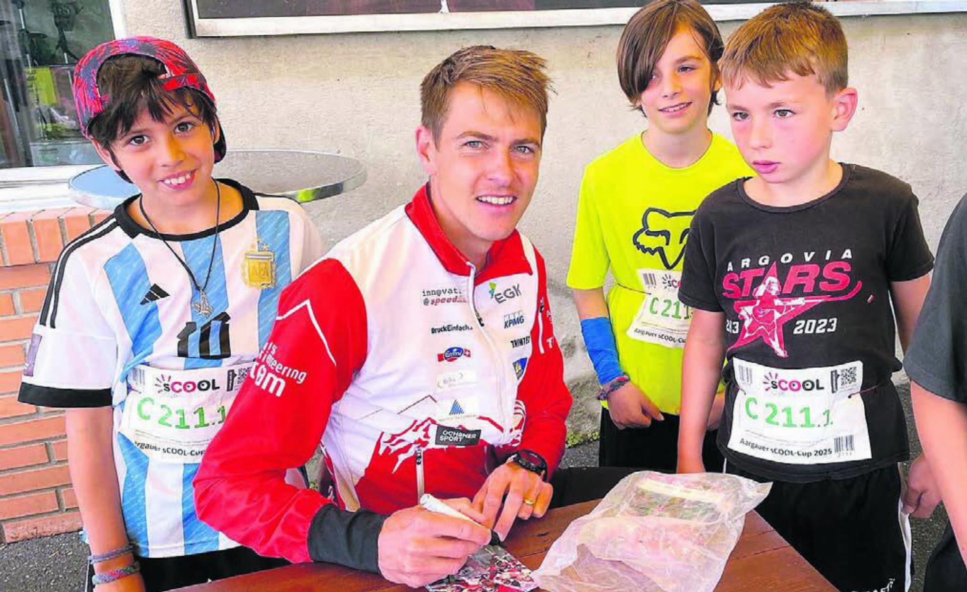 Begehrte Autogrammkarten von Weltmeister Kyburz. Bild: zg