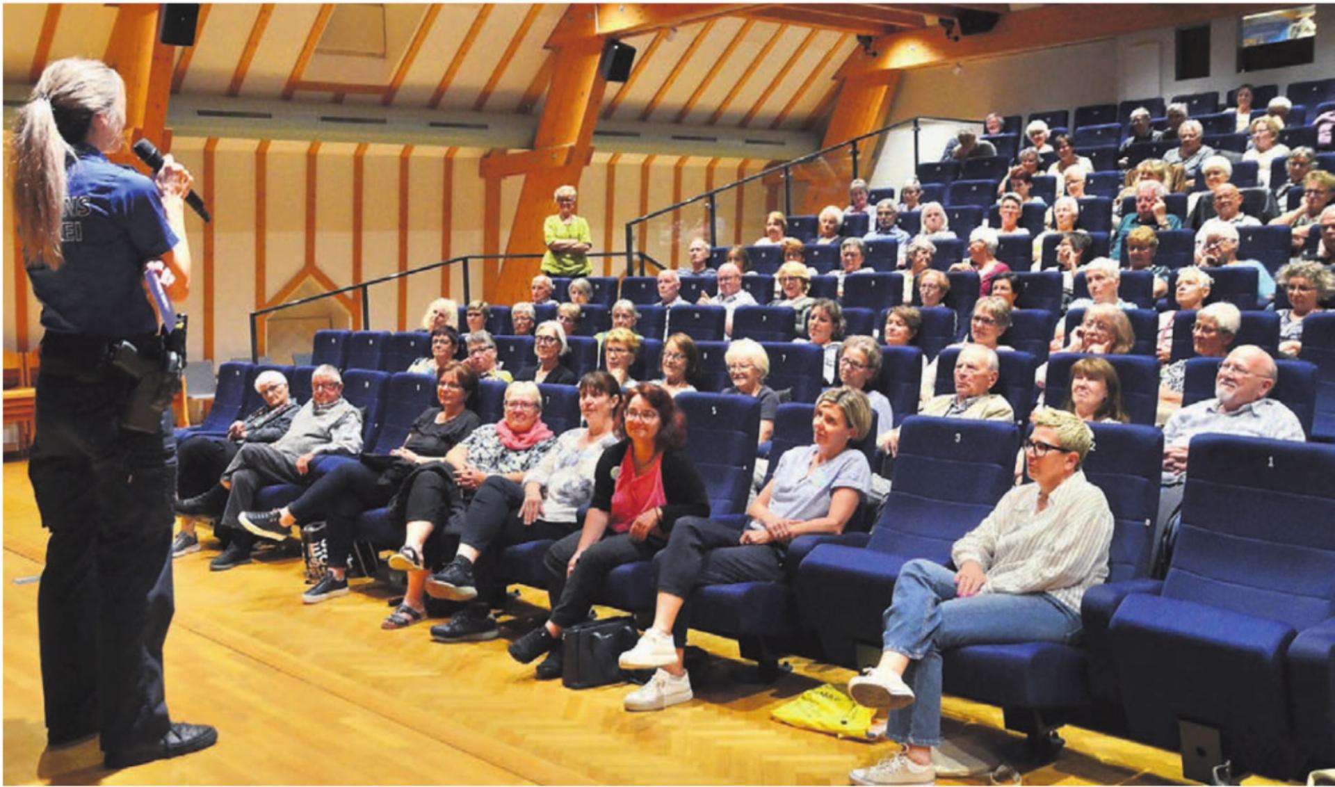 Nach dem Film richten die Zuschauerinnen und Zuschauer ihre Frage an die Fachfrau der Kapo-Kriminalprävention. Bilder: Thomas Stöckli - Das Bild wird blockiert. – Möglicherweise durch einen aktiven Adblocker.