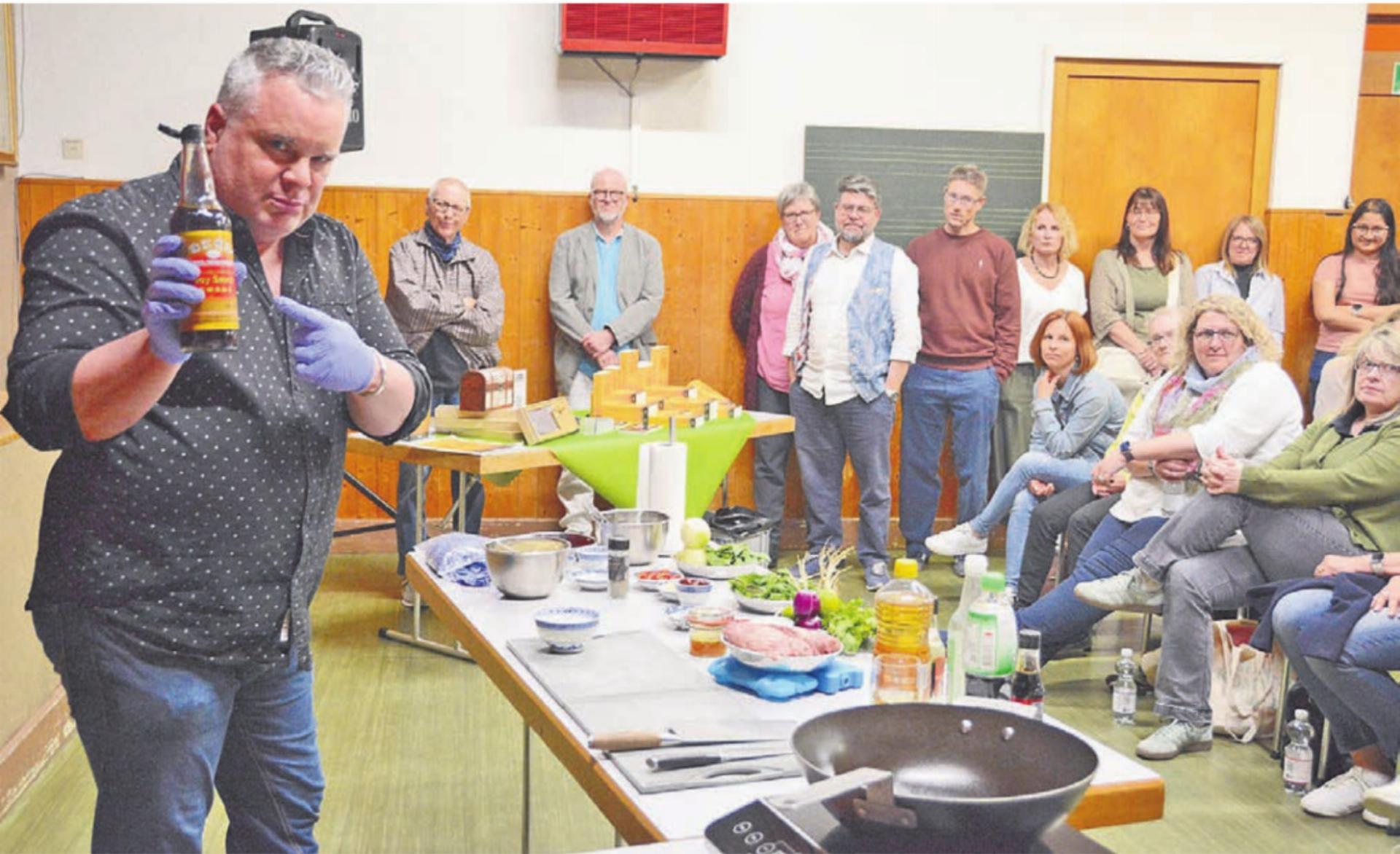 Peter Denlo ist nicht nur ein ausgezeichneter Schauspieler und Autor, er versteht auch etwas vom Kochen und den richtigen Lebensmitteln. Er weiss auch genau, wo man diese erhält. Bilder: Chregi Hansen - Das Bild wird blockiert. – Möglicherweise durch einen aktiven Adblocker.