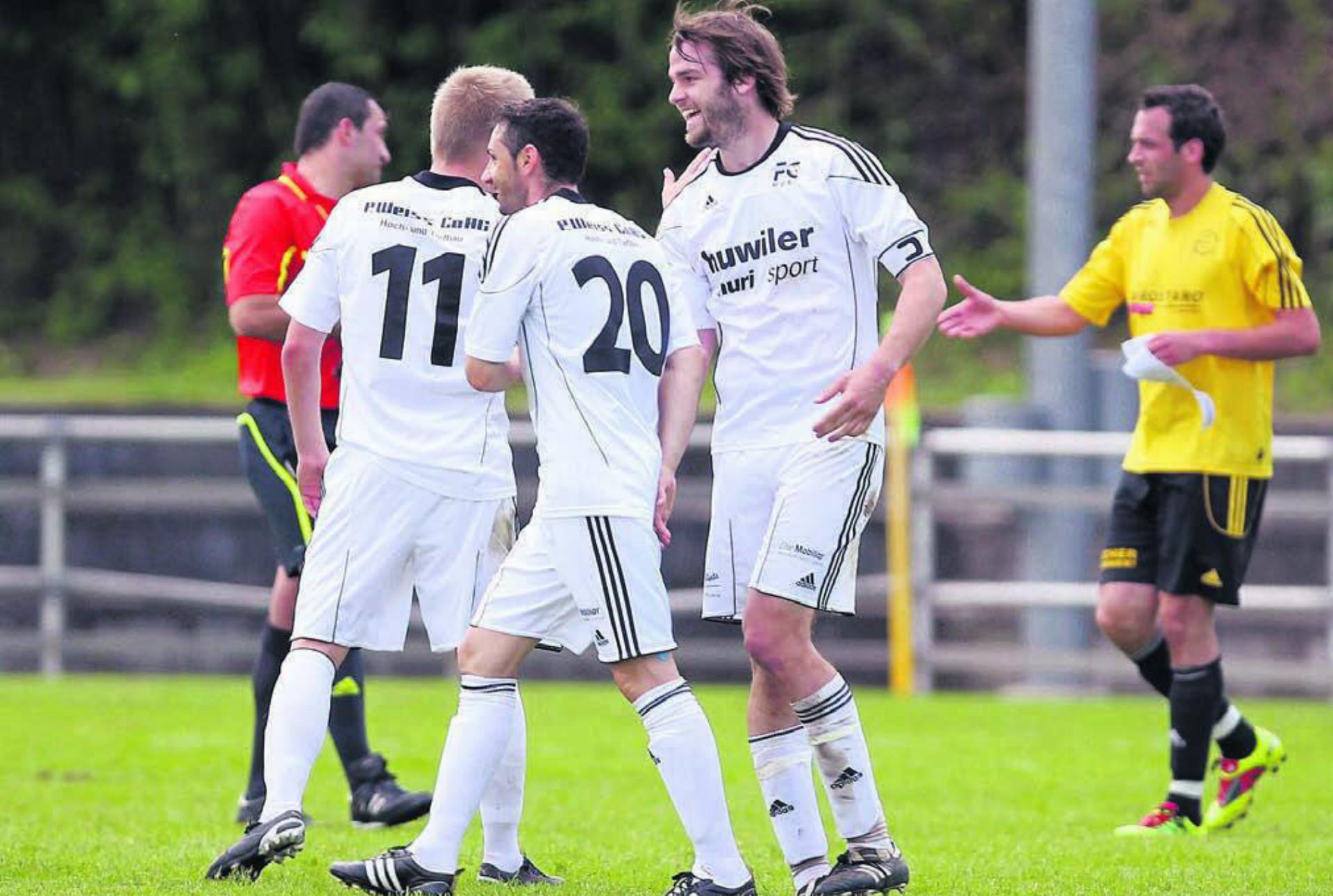 Mai 2011: Peter Lang (rechts), Sergio Colacino (Nummer 20) und Sandro Streuli (Nummer 11) feiern den Sieg gegen Eschenbach. Wenige Wochen später wird Muri in die 1. Liga classic aufsteigen. Bild: Freshfocus