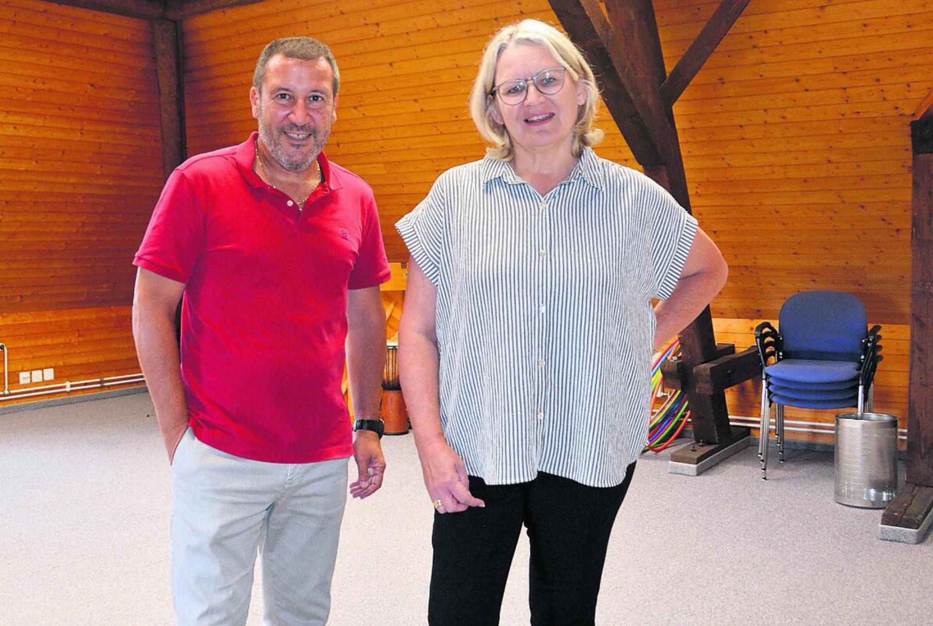 Gesamtschulleiter Giovanni Soricelli und Gemeinderätin Gabriela Bereuter zeigen, wo ab Montag die Musikgrundschule unterrichtet wird. Bild: Roger Wetli