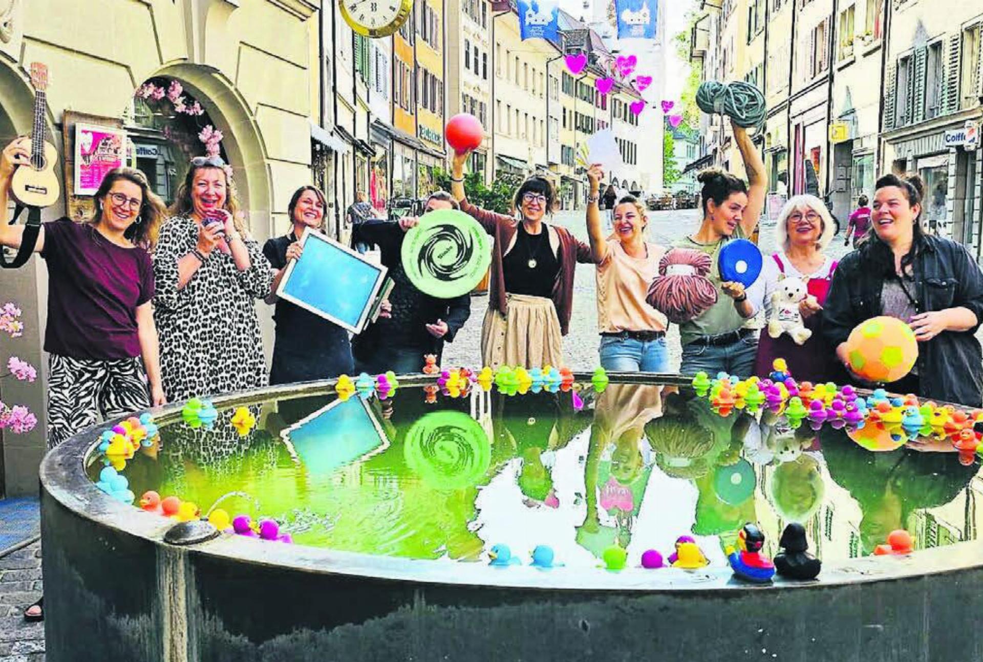 Die Verantwortlichen um Biggi Winteler (2. v. links) und Claudia Marinello (ganz rechts) freuen sich auf bunten, vielfältigen Spielspass in Bremgartens Gassen. Bild: zg