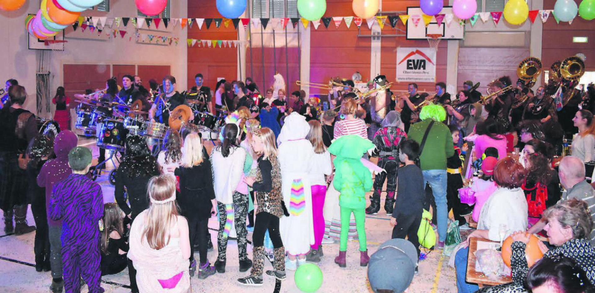 Bunt, laut, schrill: An der Kinderfasnacht in Arni feierten die Kinder gemeinsam mit ihren Eltern die fünfte Jahreszeit. Bilder: zg / Celeste Blanc