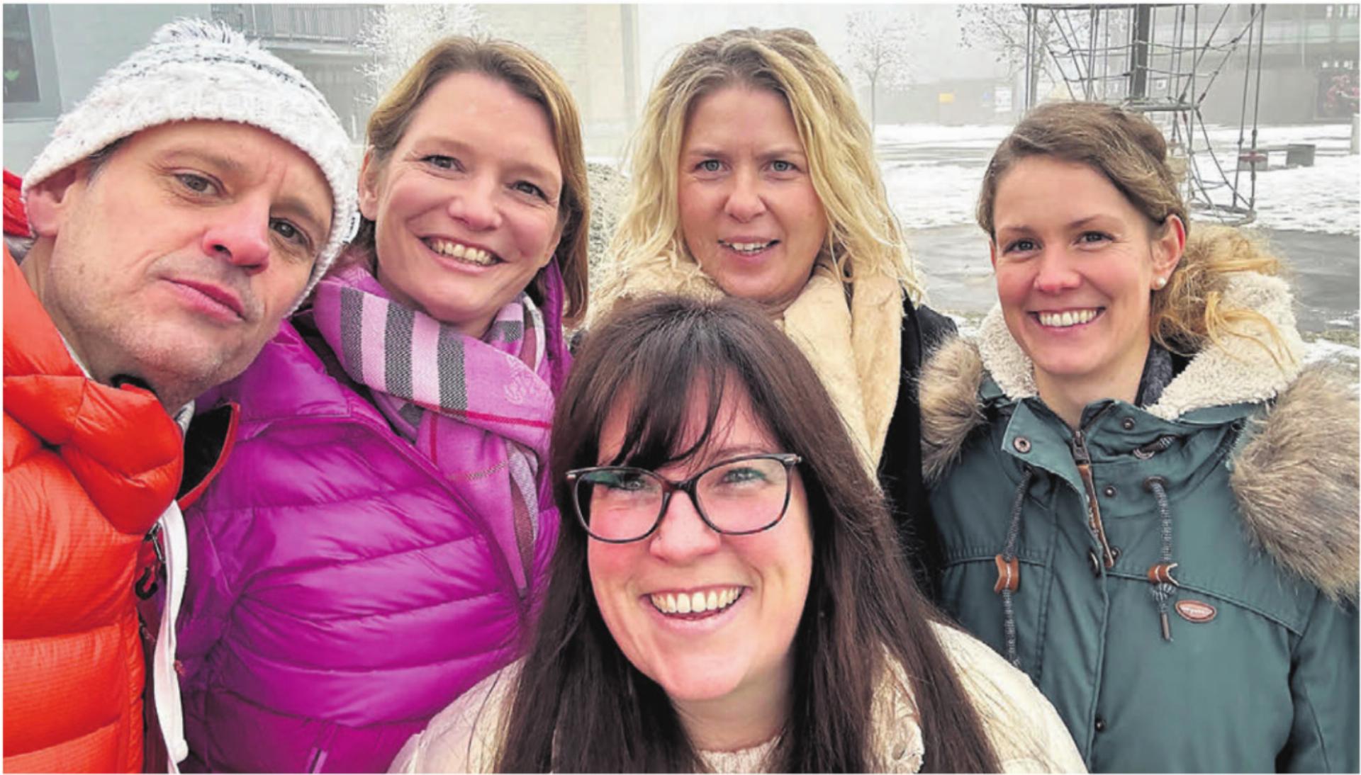 Die Kerngruppe der Elternmitwirkung: (v.l) Marcel Kilchherr, Caroline Engelmann, Helene Walker, Corinne Saxer und (vorne) Monique Taeschler. Bild: zg - Das Bild wird blockiert. – Möglicherweise durch einen aktiven Adblocker.