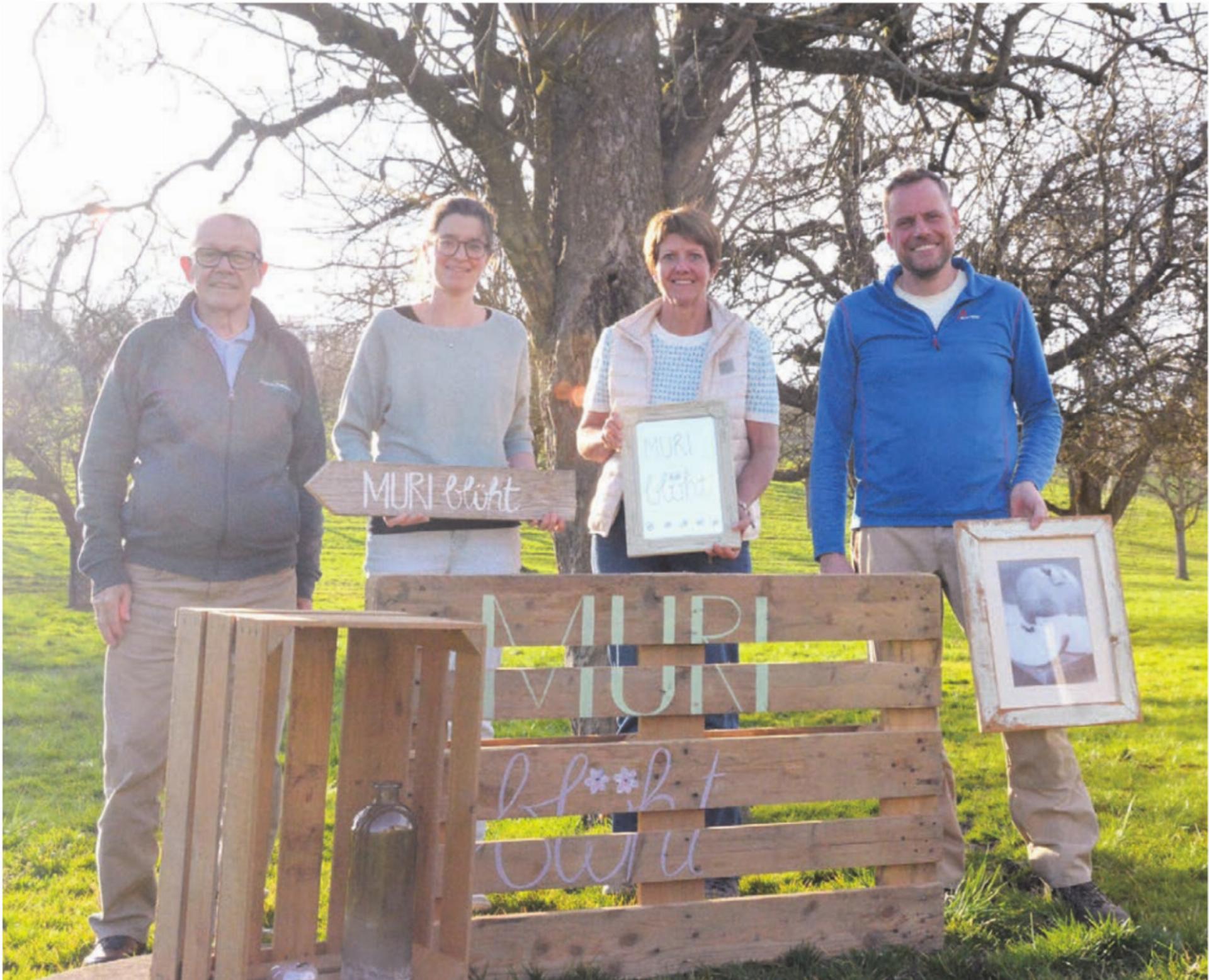 Die Bäume sind noch kahl, aber die Arbeiten im OK laufen bereits auf Hochtouren – kreative Werbemittel inklusive, von links: Herbert Strebel, Gabi Arnold, Charlotte Wüthrich und Stefan Frey. Es fehlen: Roman Meier, Anita Frey und Matthias Arnold. - Das Bild wird blockiert. – Möglicherweise durch einen aktiven Adblocker.