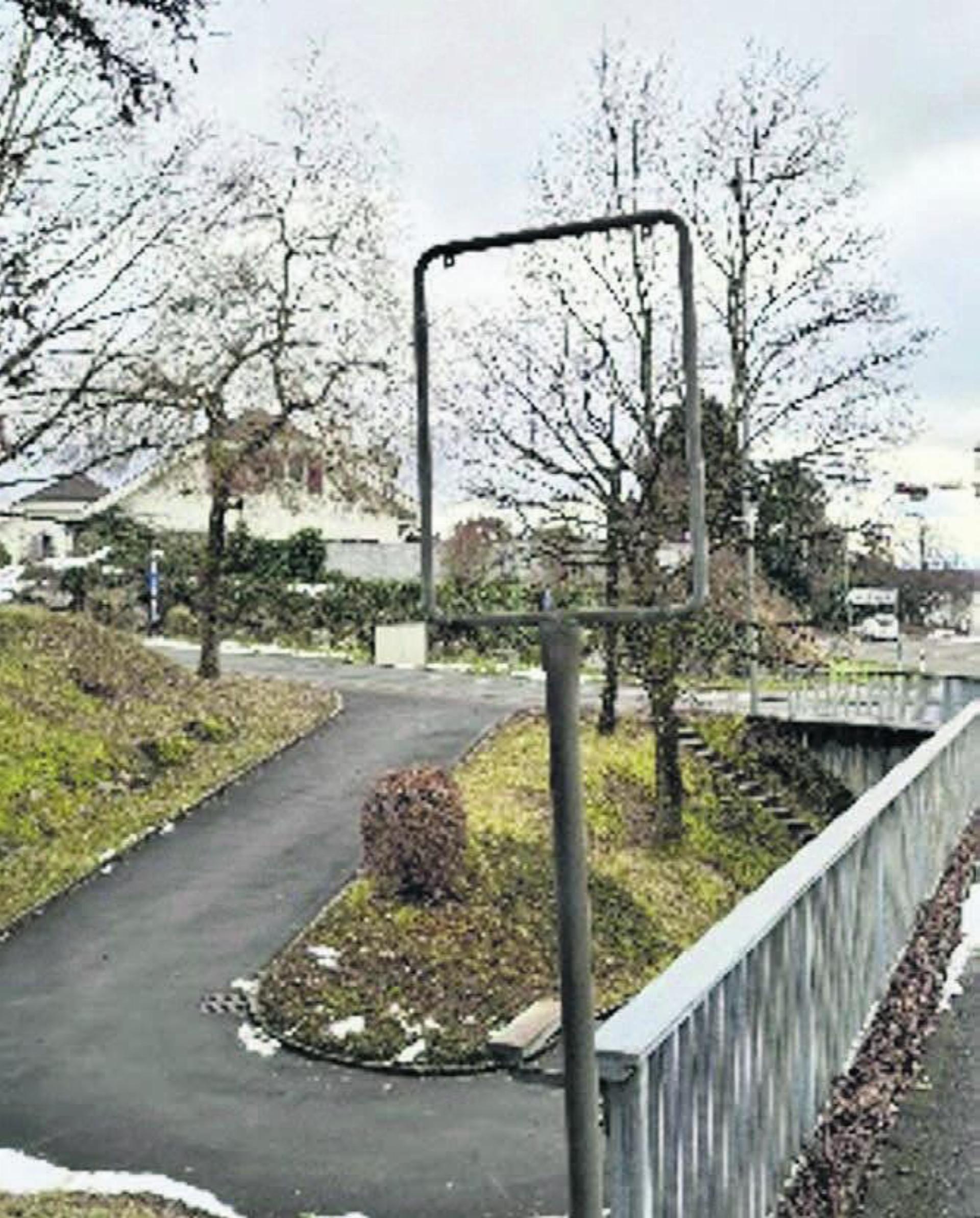 Das Fussgängerunterführungs-Schild an der Bushaltestelle Imbismatt in Widen ist eines der insgesamt 12 entwendeten Verkehrsschilder im Gemeindegebiet. Bild: gk - Das Bild wird blockiert. – Möglicherweise durch einen aktiven Adblocker.