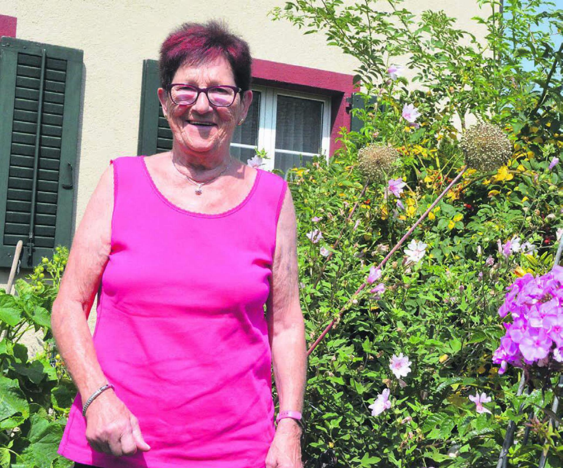 In ihrem Garten verbringt Therese Notter gerne viel Zeit. Hier entspannt sie auch einmal im Liegestuhl. Bild: Annemarie Keusch