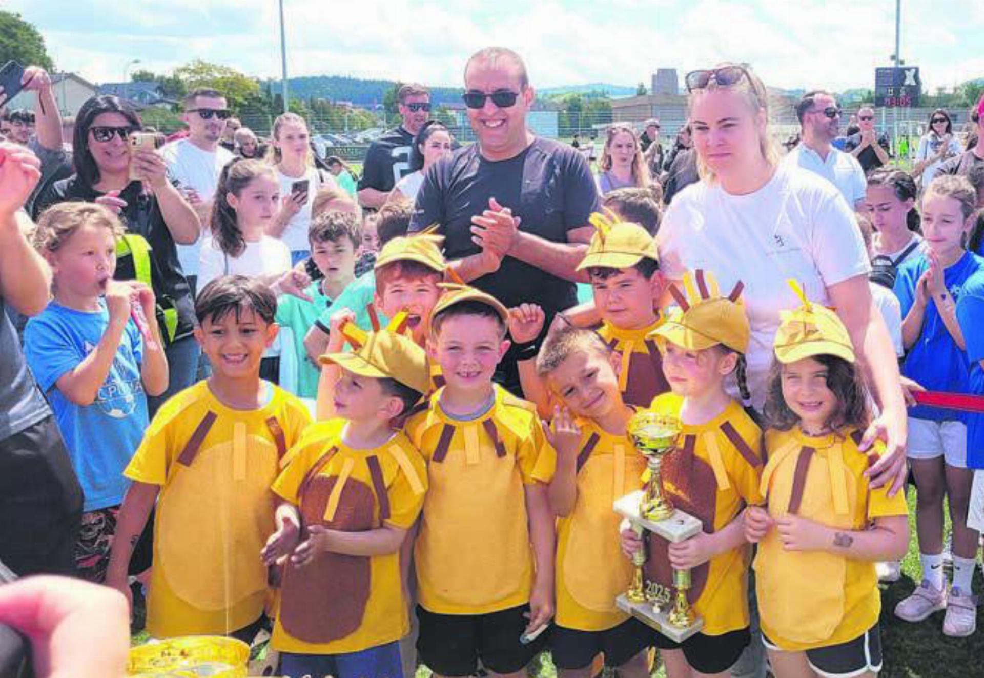 Dieses Team des Kindergartens hatte die schönsten Tenues. Bilder: Chregi Hansen