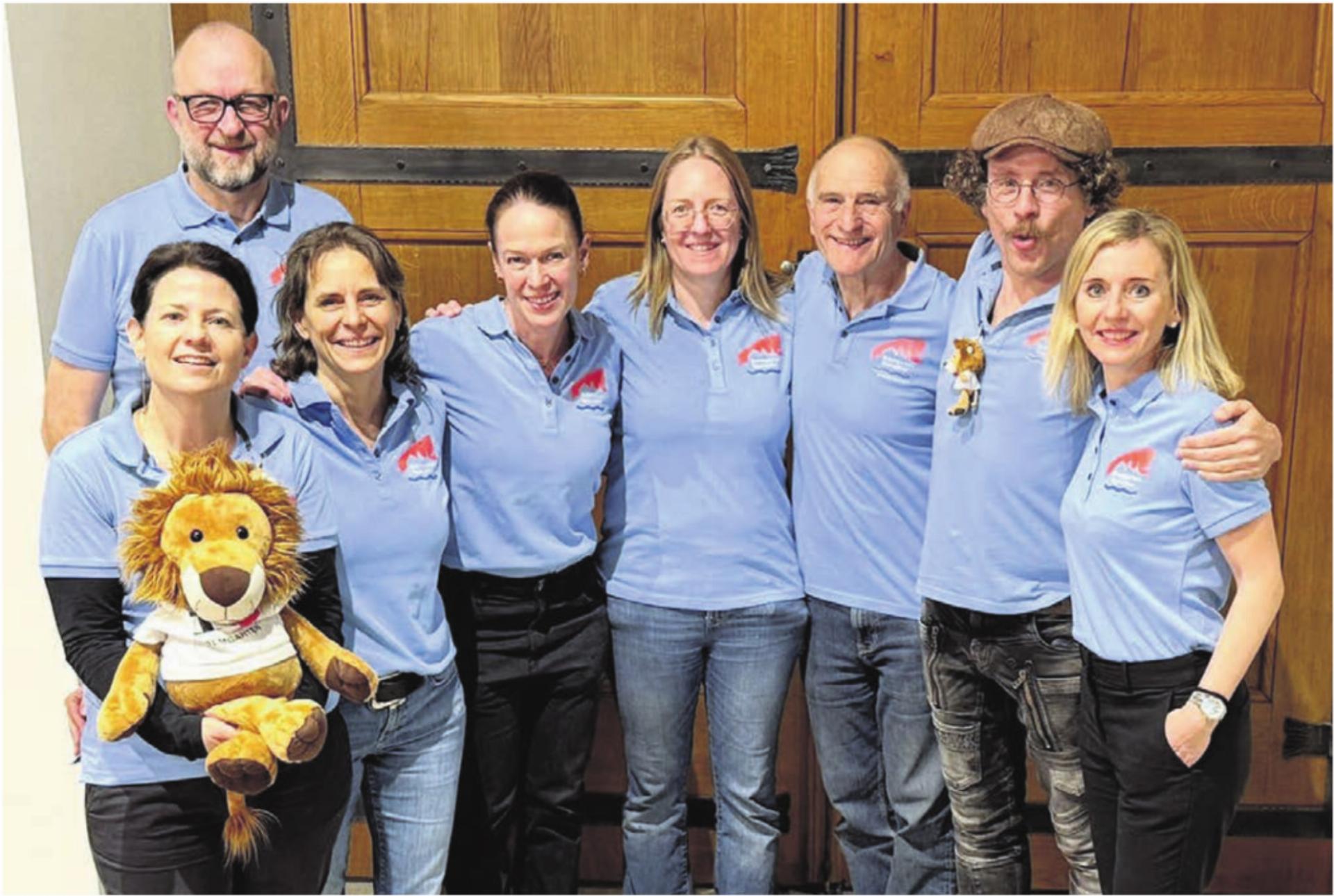 Der Vorstand von Bremgarten Tourismus (von links): Claudia Bamert mit Maskottchen «Leo», Ralph Nikolaiski, Ruth Meier (Co-Präsidentin), Martina Eller, Sarina Kaufmann, der verabschiedete Tschösy Meier (neu Ehrenmitglied), Franky Weber und Sonja Schneiderbauer (Co-Präsidentin). Es fehlt: Juri Tirez. Bild: zg - Das Bild wird blockiert. – Möglicherweise durch einen aktiven Adblocker.