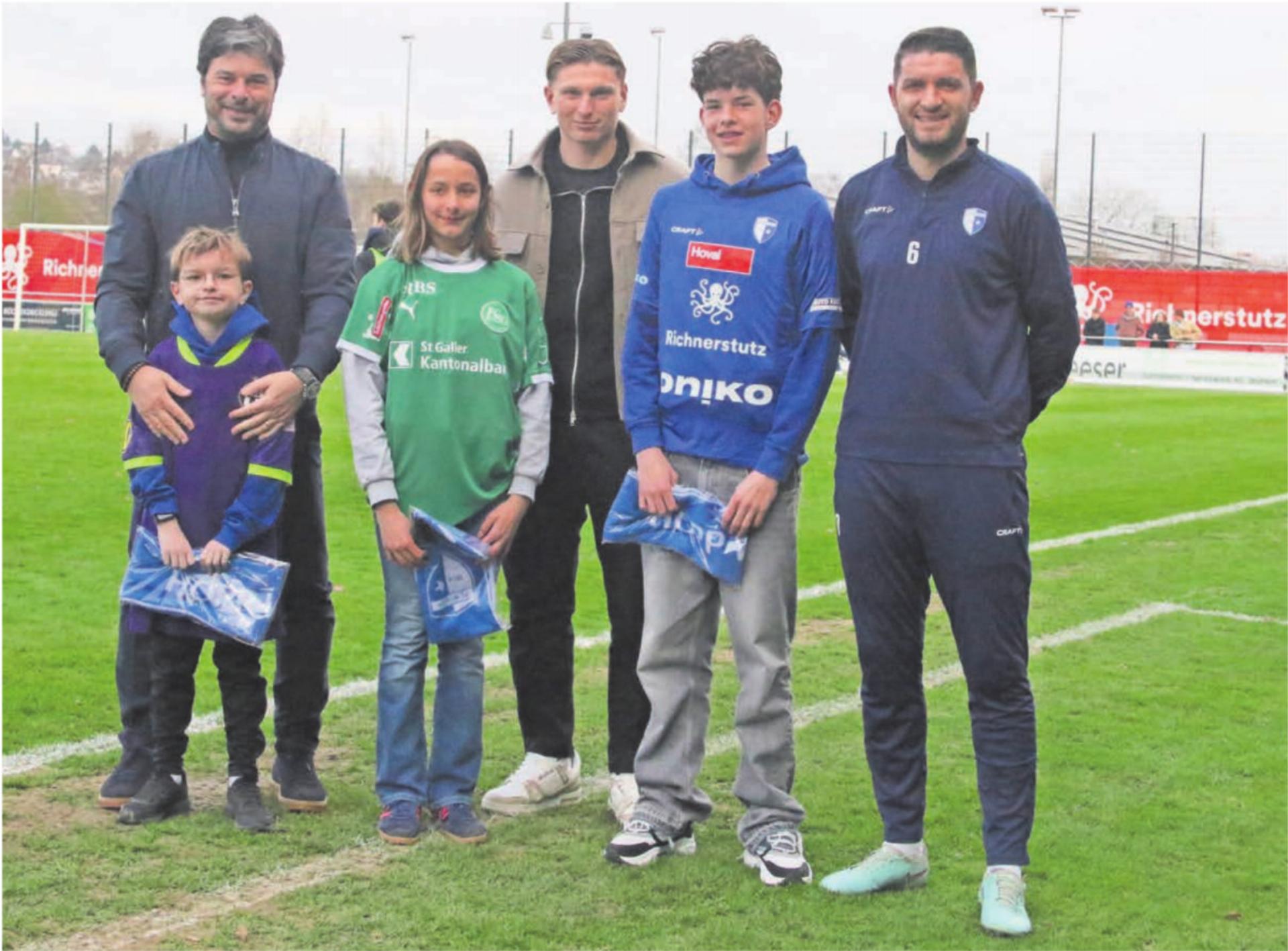 Die drei grössten Akteure des FCW-Sponsorenlaufs wurden von 
den drei grössten Figuren des FCW geehrt. Von links: Ciriaco Sforza mit Sohn Leon Meyerstein, Liani Aurora Lucks, Alessandro Vogt, Elia Marti und Alban Pnishi. 
Bild: Josip Lasic - Das Bild wird blockiert. – Möglicherweise durch einen aktiven Adblocker.