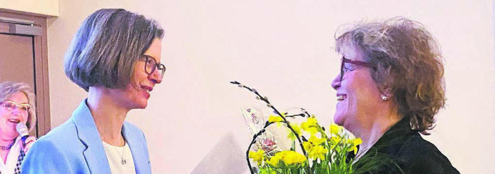 Susanne Nabholz (links) begrüsste das neue Vorstandsmitglied Cécile Hanhart mit Blumen. Bild: zg