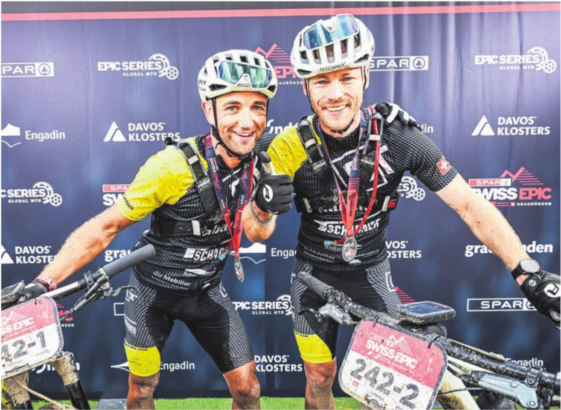 Erschöpft, aber zufrieden: Der Sarmenstorfer Stefan Horber (links) und sein Teamkollege Dominik Bürkli nach dem Swiss Epic. Sie hoffen im Anschluss ans Cape Epic in Südafrika ähnlich strahlen zu können. Bild: zg - Das Bild wird blockiert. – Möglicherweise durch einen aktiven Adblocker.