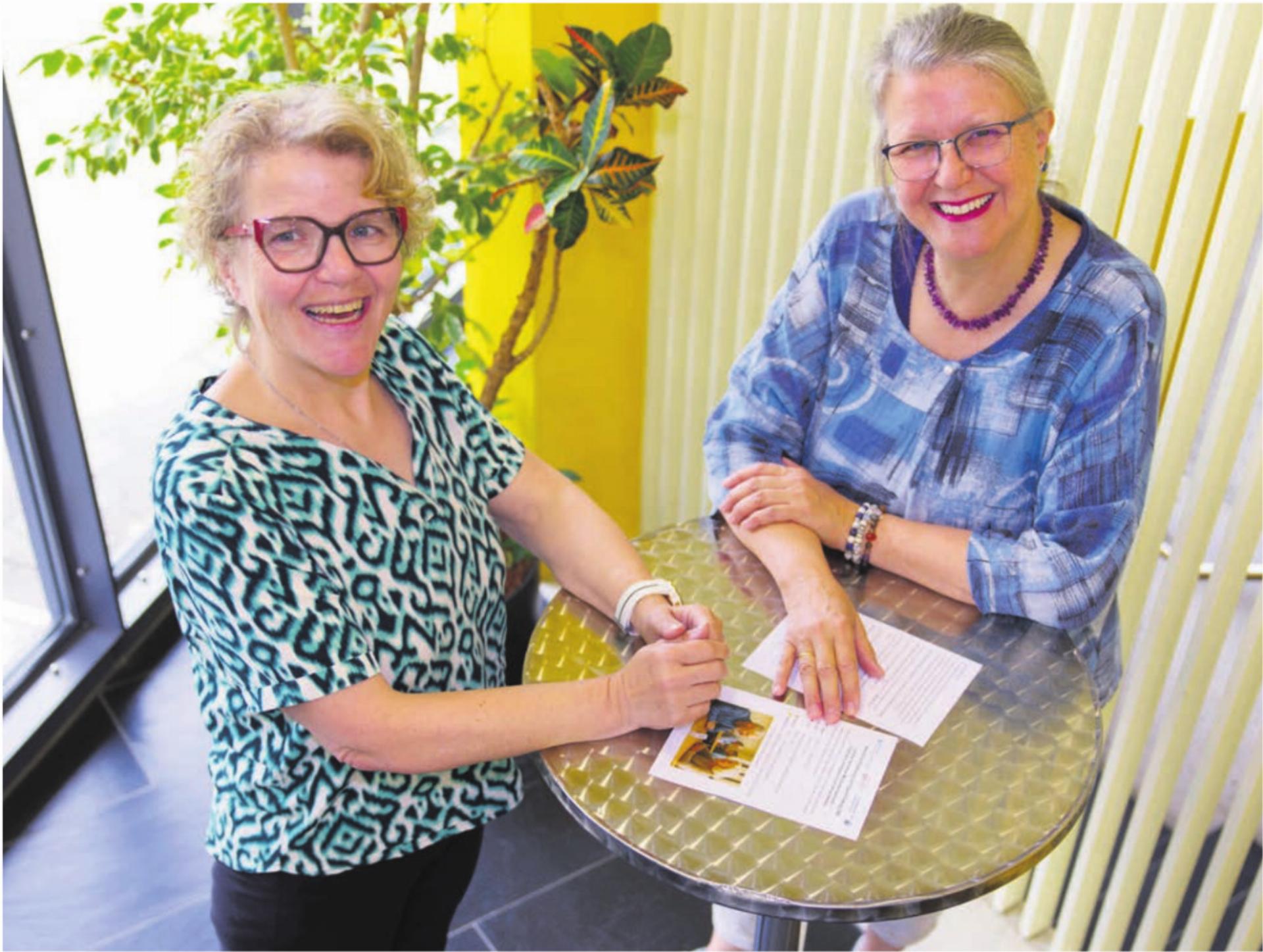Sie organisieren zusammen mit Sibylle Ming von der Fachstelle Sexuelle Gesundheit das Speeddating für über 60-Jährige: Cécile Hanhart, Frauengemeinschaft Rudolfstetten (links), und Sozialdiakonin Maria Trost. Bild: zg - Das Bild wird blockiert. – Möglicherweise durch einen aktiven Adblocker.