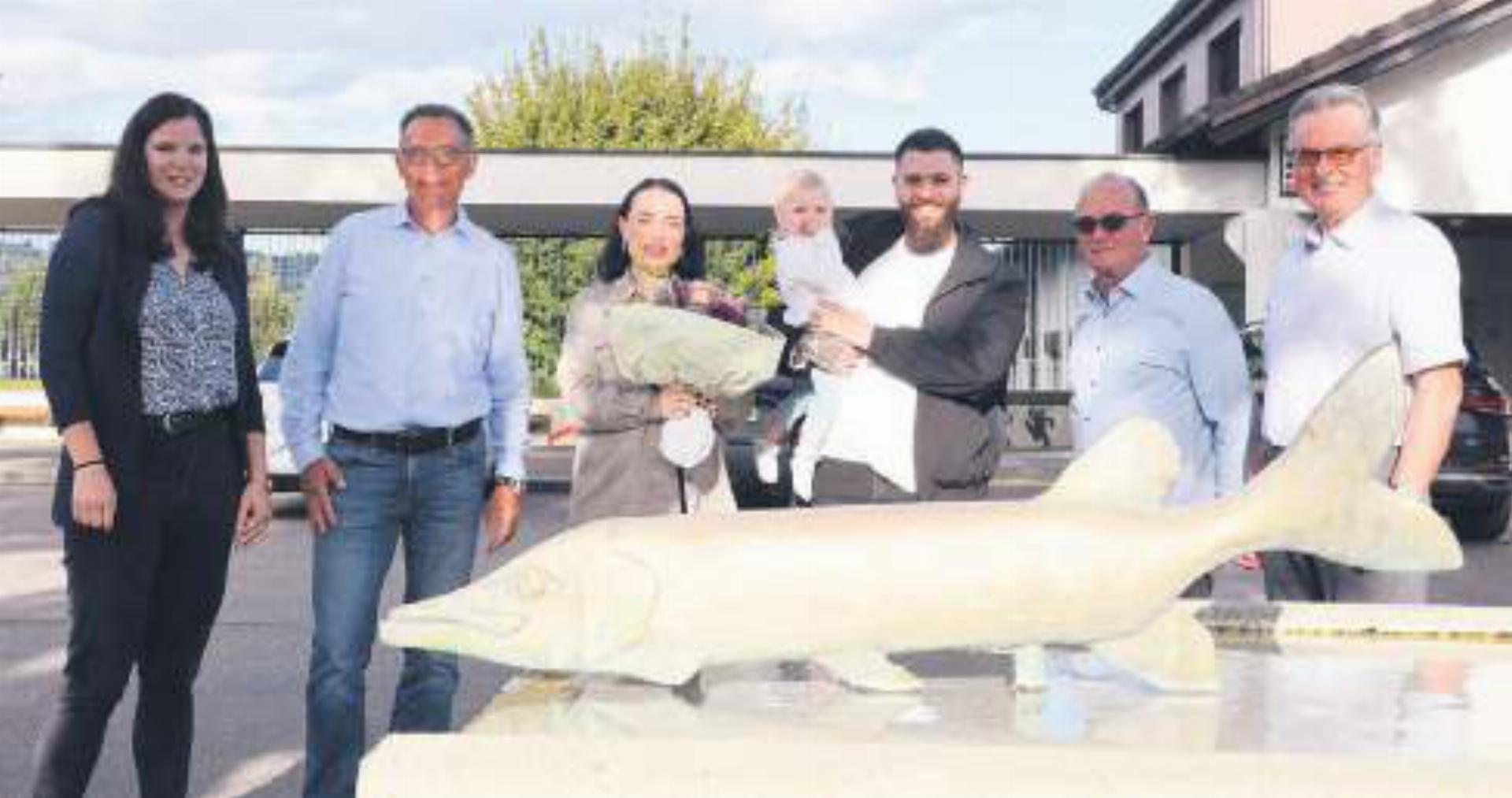 Gemeindeschreiberin Cornelia Burkard, Gemeinderat Ivan Bieri, Shirin Ziltener, Mila Ziltener, Nico Panico, Gemeindeammann Daniel Moor und Gemeinderat Peter Huber (von links) feiern diesen speziellen Moment. Bild: ake - Das Bild wird blockiert. – Möglicherweise durch einen aktiven Adblocker.
