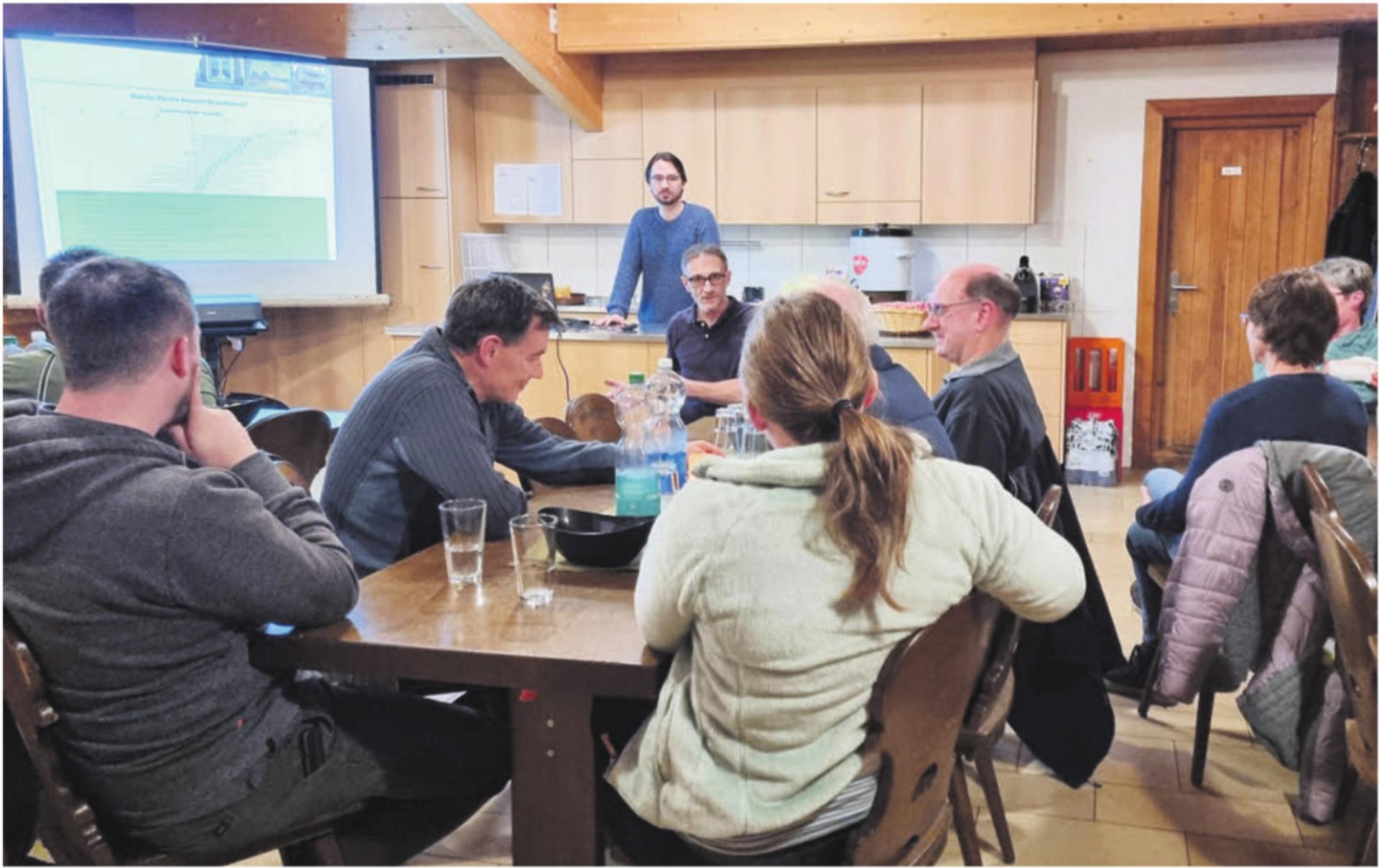 Gemeinderat Christian Bel, Bildmitte, stehend, und Vizeammann Alex Lötscher, Mitte, sitzend, informierten umfassend und holten die Meinungen der Anwesenden ab. Bild: Verena Anna Wigger - Das Bild wird blockiert. – Möglicherweise durch einen aktiven Adblocker.