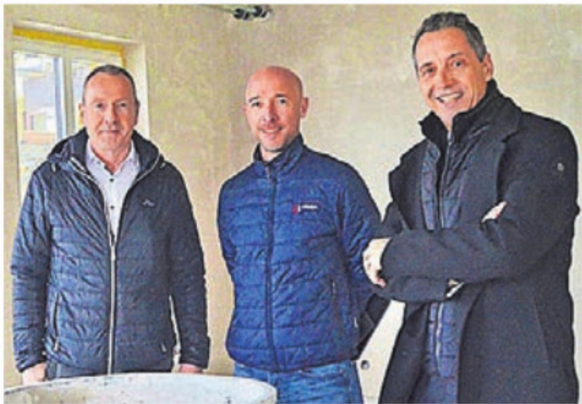 André Bächinger, Thomas Zürcher und Reto Schoch (v. l.) auf der Baustelle. Bild: tst - Das Bild wird blockiert. – Möglicherweise durch einen aktiven Adblocker.