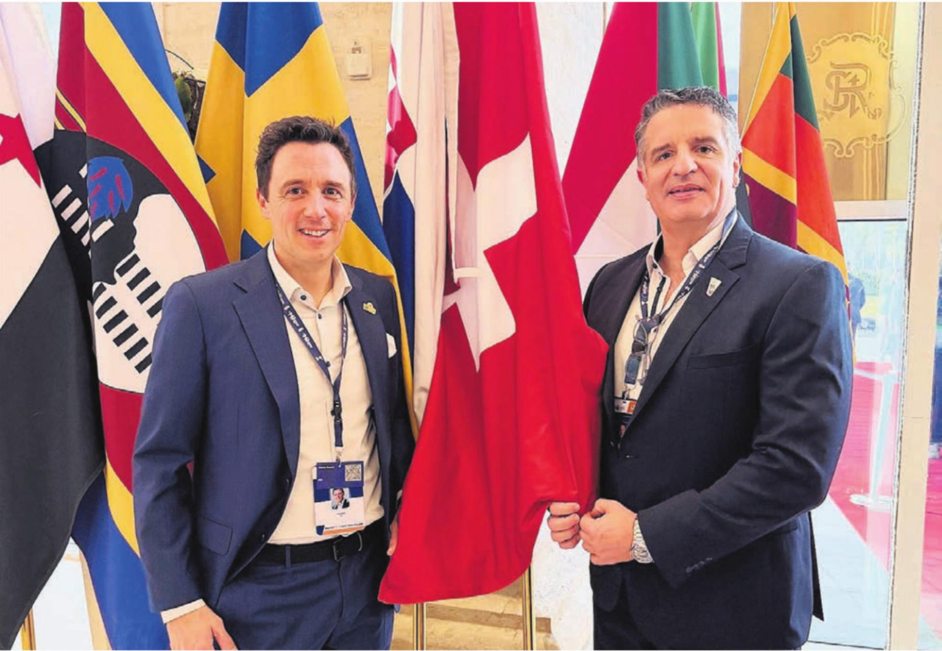 Pascal Jenny (links) mit Alexander Konstantinidis, Mitglied im SHV-Zentralvorstand mit Zuständigkeit «Internationales». «Alexander Konstantinidis war unser Wahlhelfer und hat den Job super gemacht», sagt Jenny. Konstantinidis ist übrigens Mitglied beim TV Muri und lebt im Aargau. Bild: pd - Das Bild wird blockiert. – Möglicherweise durch einen aktiven Adblocker.