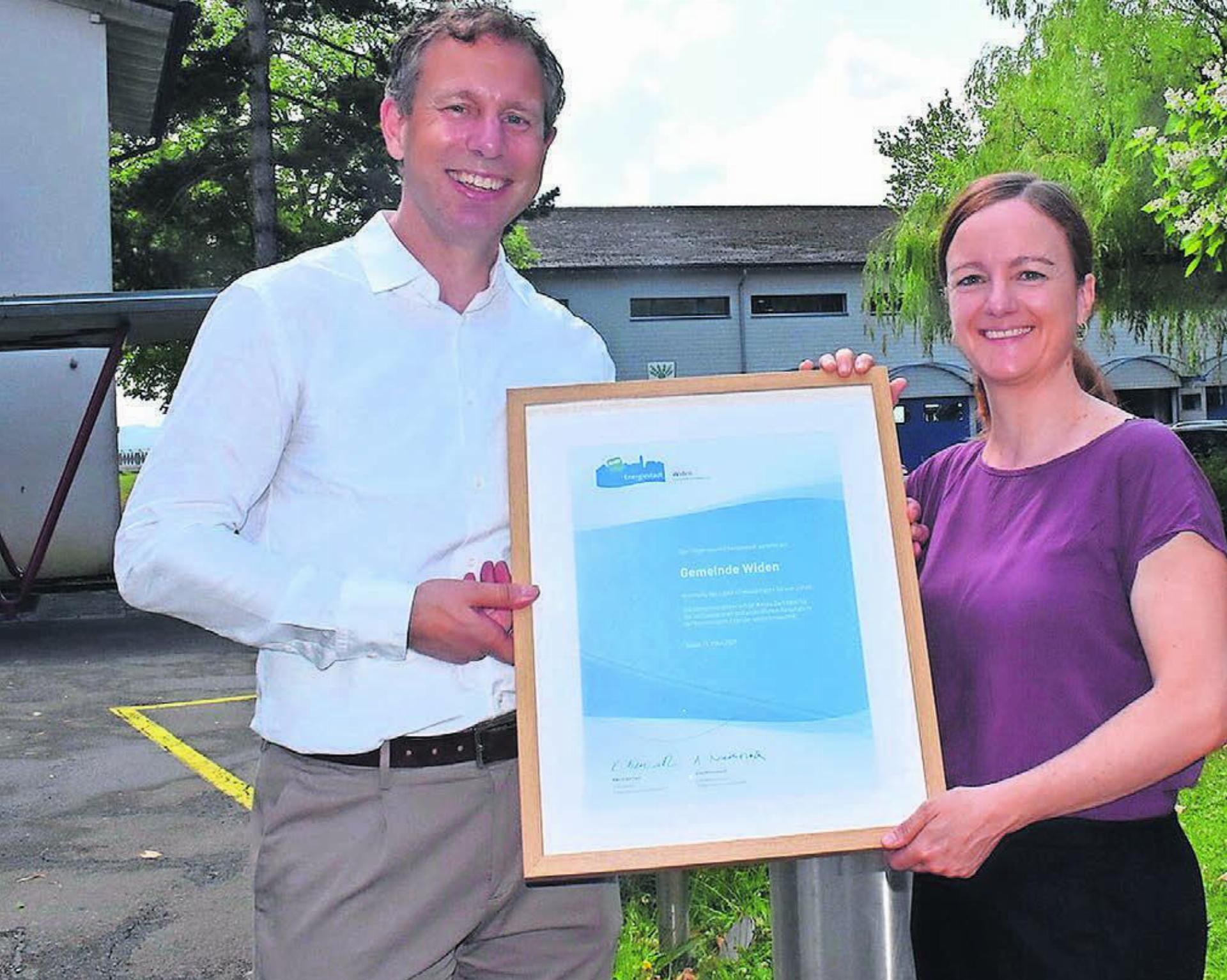 Nora Herbst vom Trägerverein Energiestadt gratuliert Gemeinderat Christian Moser zum Erreichen des Labels. Bild: Erika Obrist