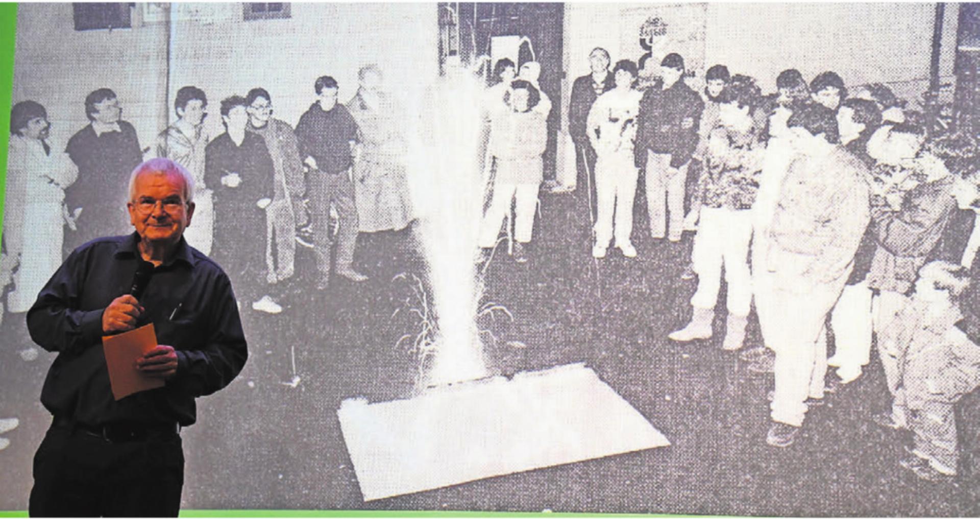 Der erste VJF-Präsident Dani Burg zeigte das Bild vom Start ins Jahr 1991. Das Feuer, das damals brannte, war mitentscheidend und symbolträchtig. Bilder: Daniel Marti - Das Bild wird blockiert. – Möglicherweise durch einen aktiven Adblocker.