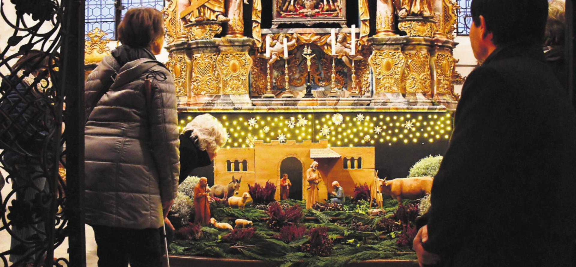 Grosses Interesse zeigten die Besucher auch an der neue Krippe, sie wird seit zwei Jahren aufgestellt. Bis Weihnachten jedoch noch ohne Jesus in der Krippe.
Bilder. Verena Anna Wigger - Das Bild wird blockiert. – Möglicherweise durch einen aktiven Adblocker.