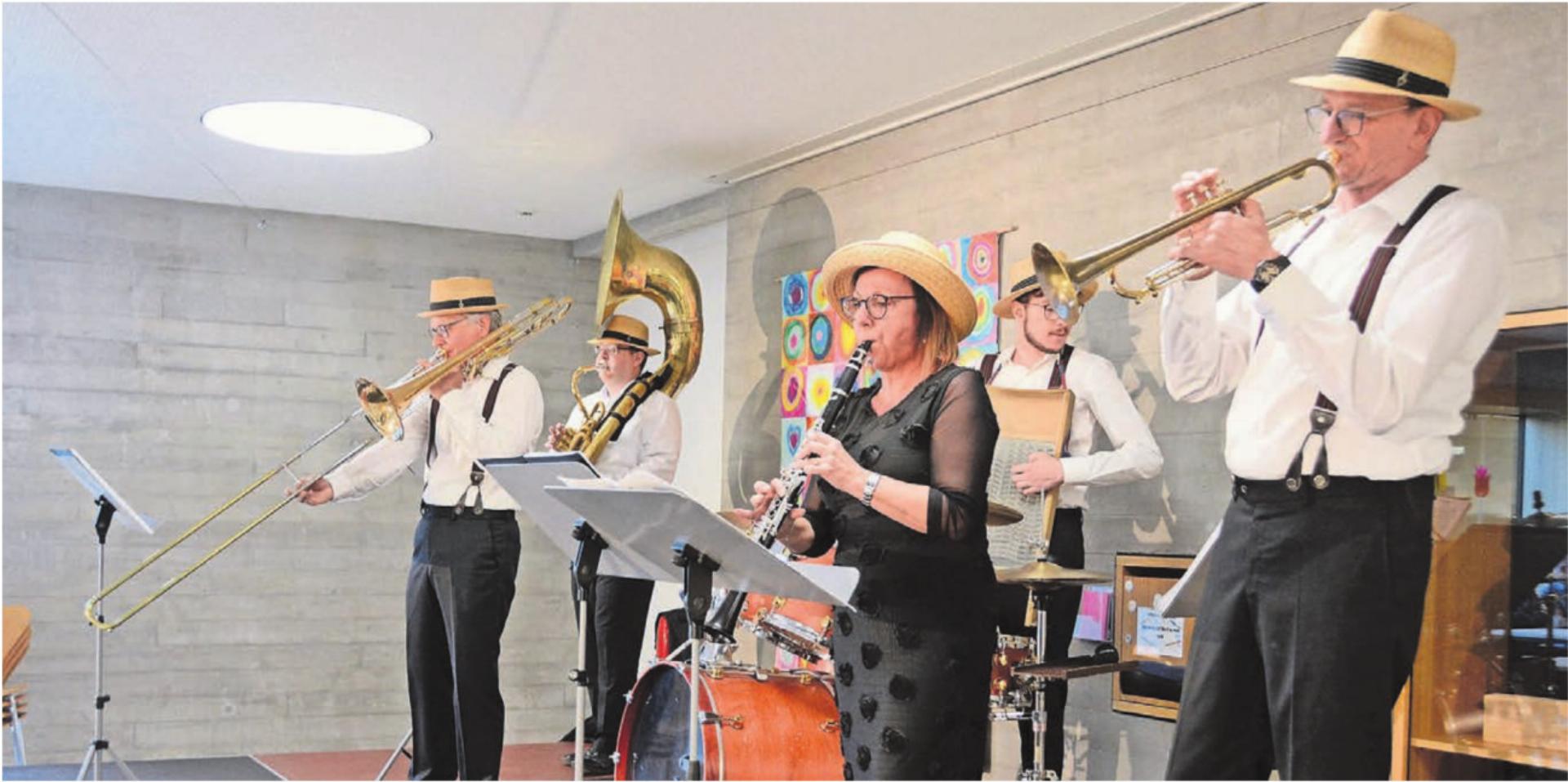 Die Dixie Band der Musikgesellschaft Villmergen, bei der mit Gisela Koch ein Vorstandsmitglied des Kulturkreises mitspielt, sorgte vor und nach der GV für viel Stimmung im Foyer des Schulhauses Mühlematten. Bilder: Chregi Hansen - Das Bild wird blockiert. – Möglicherweise durch einen aktiven Adblocker.