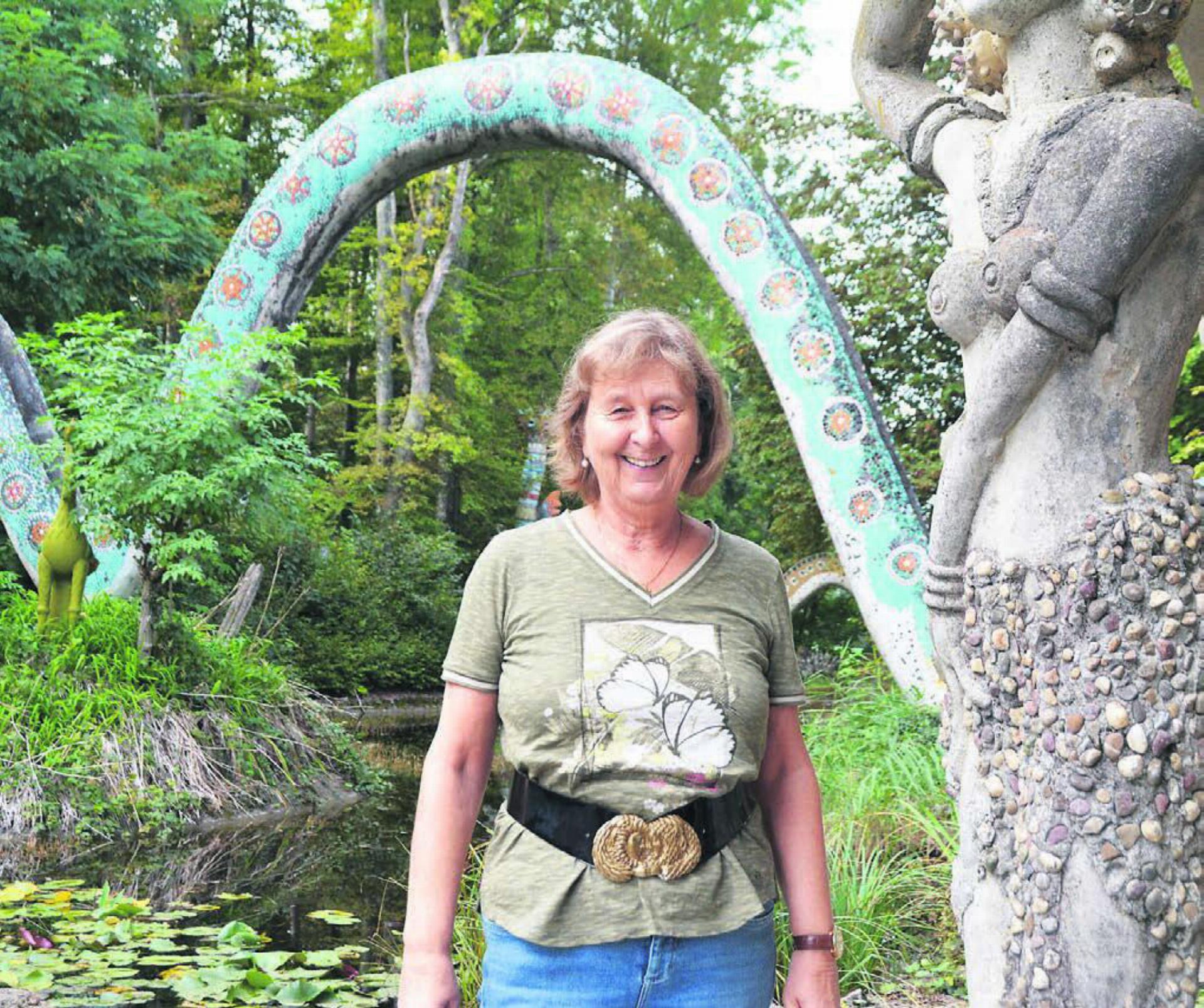 Daniela Krucker im Bruno-Weber-Park. Hier taucht sie mit Besucherinnen und Besucher in die Welt des Künstlers ein. Bild: Annemarie Keusch