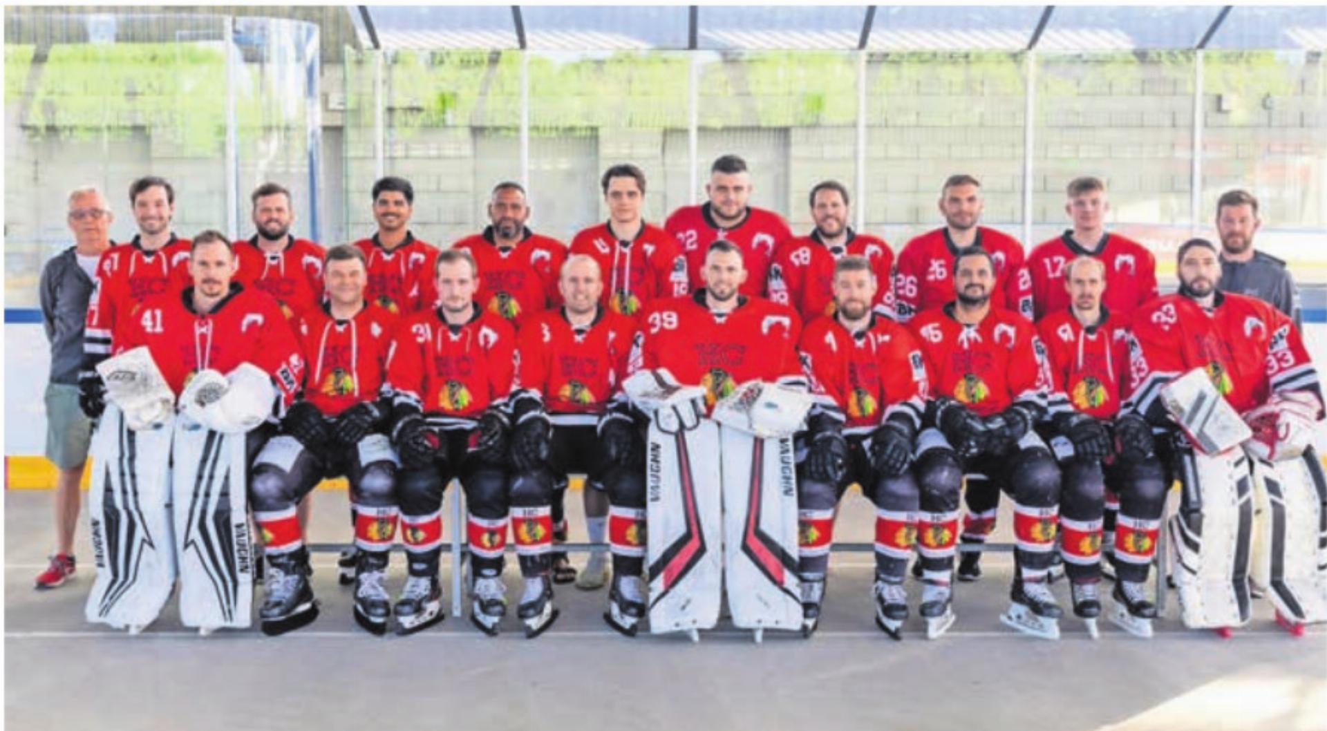 HC Fischbach-Göslikon 2025/26. Hinten, von links: Urs Simmen (Coach), Yves Simmen, Michel Simmen (Spielertrainer), Vincenco Di Federico, Patrick Yoka-Bula, Carlos Zuberbühler, Silvan Schwender, Marc Gisin, Michael Studer, Christoph Fuchs, Stephan Zimmermann (TK-Chef). Vorne: Fabian Klaas, Marc Seiler, Lars Simmen, Christoph Frei, Ramon Hüsser, Fabian Zimmermann, Albert Hutter, Christian Hartmeier, Jann Günter. Es fehlen: Kevin Barz, Lars Neher, Boris Neher. Bild: zg - Das Bild wird blockiert. – Möglicherweise durch einen aktiven Adblocker.