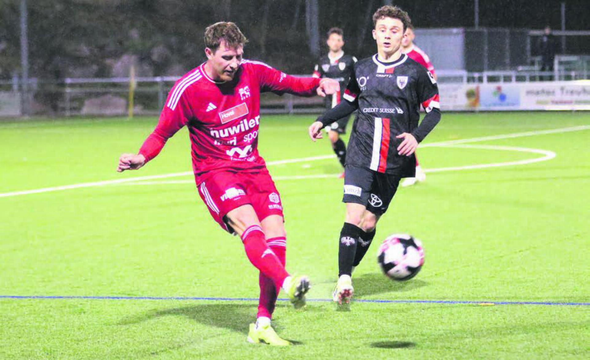 Jennys Hügi (links) im Testspiel gegen Aarau. Er ist einer der Akteure, die den FC Muri verlassen werden. Der Testkick gegen den Challenge-League-Club, in dem es um nichts ging, war ironischerweise einer der besseren Auftritte der Murianer. Bild: Archiv/jl