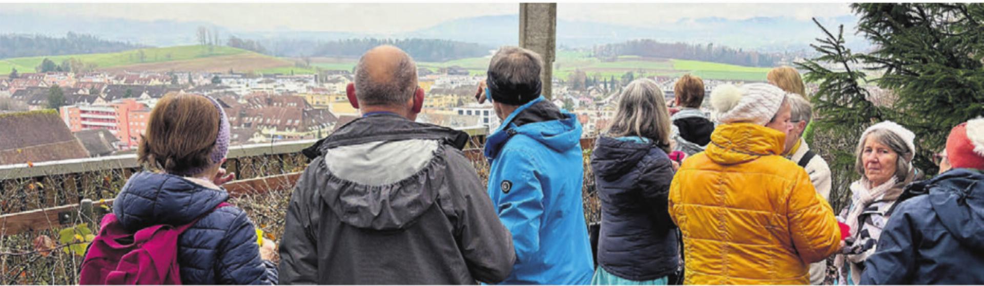 Die Pro-Senectute-Nordic-Walking-Gruppe Emaus genoss trotz Nebel die Aussicht. Bild: zg - Das Bild wird blockiert. – Möglicherweise durch einen aktiven Adblocker.