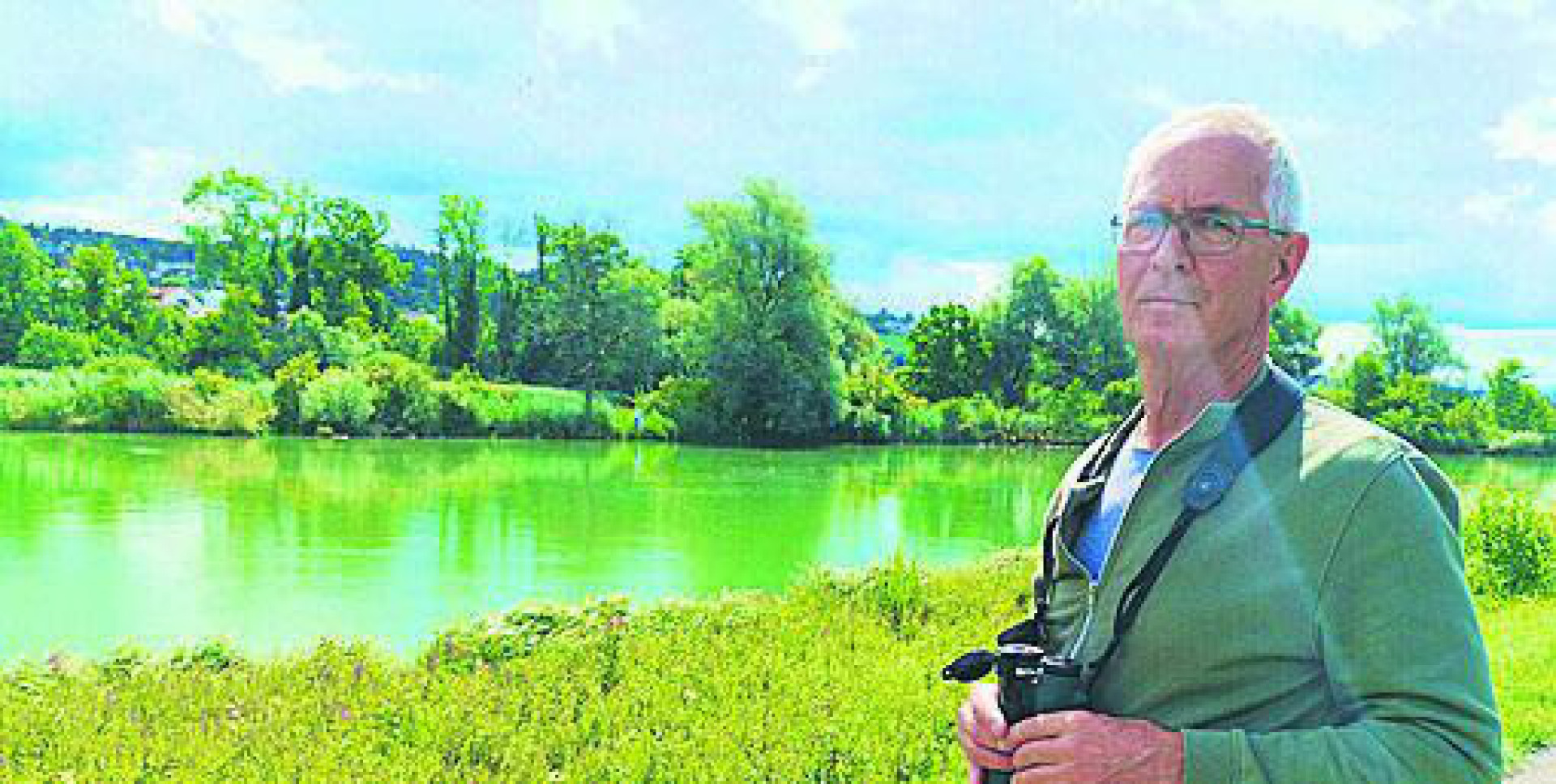 Arthur Ingold hält Ausschau nach den Vogelscharen auf dem Flachsee. Bild: tst