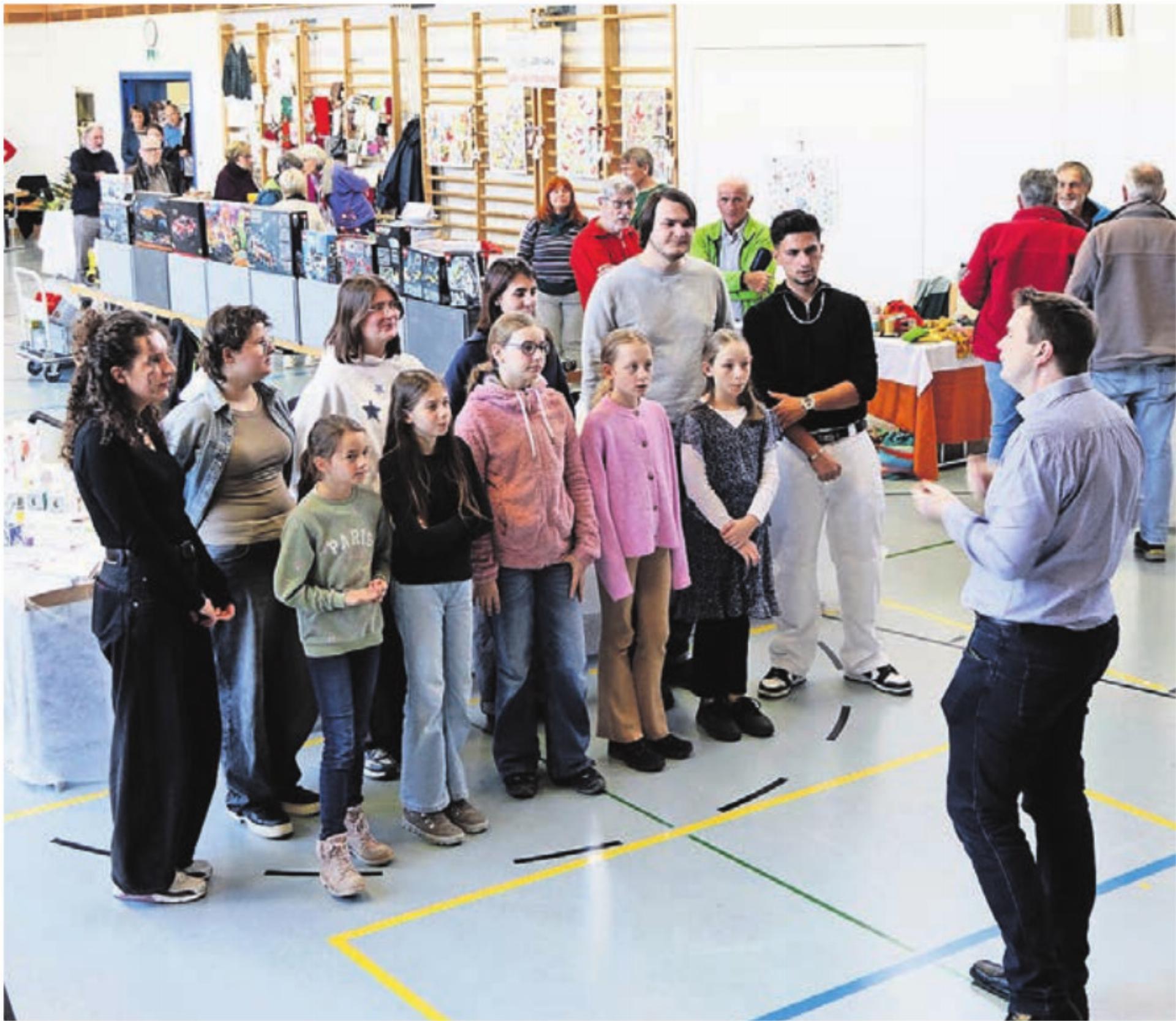 Der 4. Adventsmarkt in Zufikon war auch in diesem Jahr ein voller Erfolg und bot Besucherinnen und Besuchern eine stimmungsvolle Einstimmung auf die Adventszeit. Zwischen liebevoll dekorierten Ständen, winterlicher Atmosphäre und dem reichhaltigen, fein präsentierten Kuchenbuffet, das zum Verweilen und Geniessen einlud, kamen zahlreiche Gäste aus der Region zusammen. Es wurden angeregte Gespräche geführt, sich vernetzt und man konnte den Klängen
des Jugendchors Zufikon lauschen. KISS Reusstal-Mutschellen freut sich schon auf den 5. Adventsmarkt in Zufikon im nächsten Jahr am 28. November, wenn es wieder die Möglichkeit gibt, sich generationenverbindend zu vernetzen, auszutauschen, Kerzen zu ziehen, zu backen, dem bunten Treiben zuzuschauen und vielem mehr. Wer gerne einen Beitrag leisten möchte, darf sich direkt bei KISS melden: info@kiss-reusstal-mutschellen.ch. --zg - Das Bild wird blockiert. – Möglicherweise durch einen aktiven Adblocker.