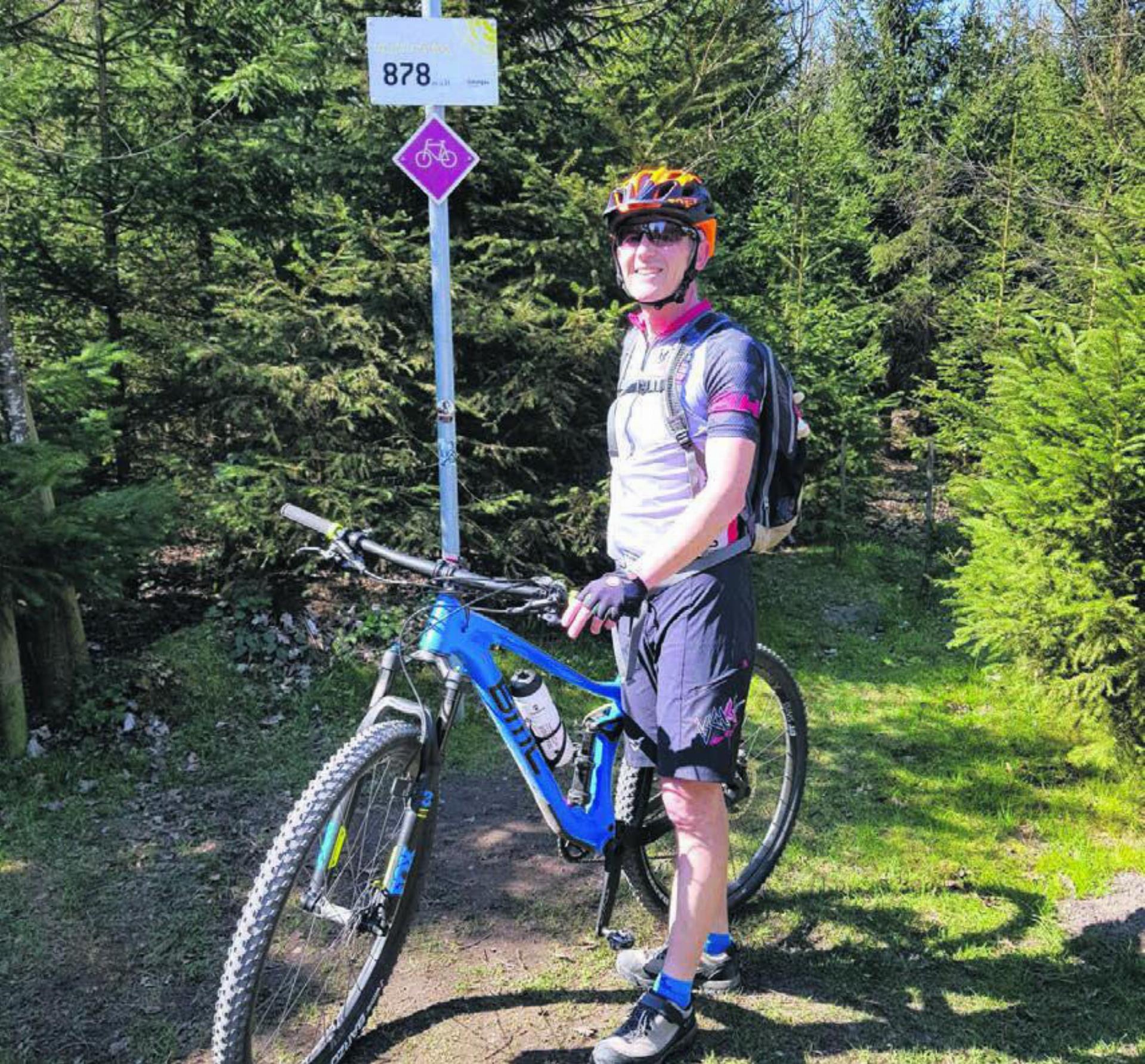 Markus Büchi auf dem höchsten Punkt des Lindenbergs. Weil die Temperaturen zu tief sind, um draussen zu biken, verlegte er die Sammelaktion zugunster kranker und beeinträchtigter Kinder kurzerhand ins Murianer Fitnesscenter Bodystation. Bild: Archiv