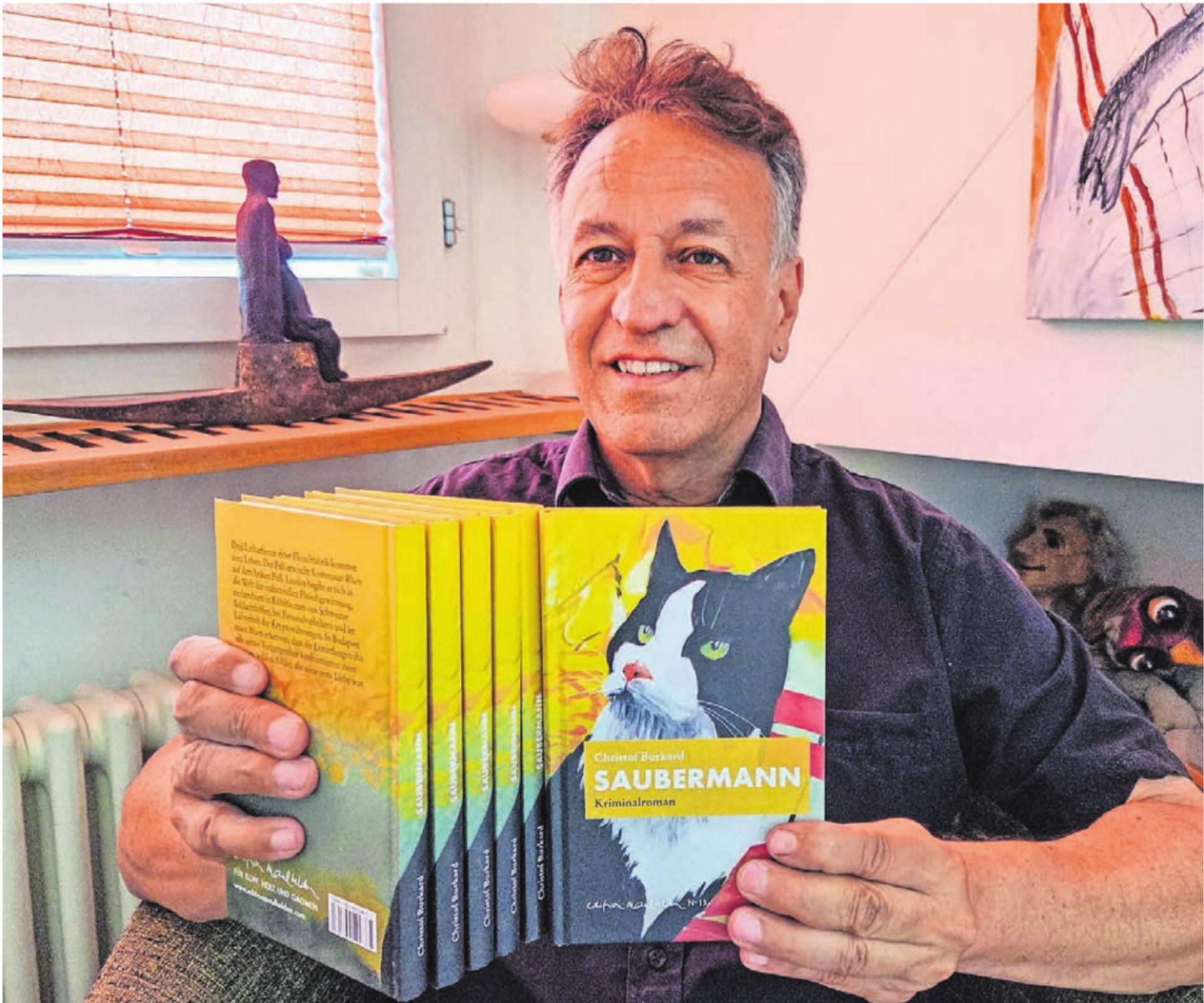 Christof Burkard zeigt sein neustes Werk: den Krimi «Saubermann». Bild: Edition Maulhelden - Das Bild wird blockiert. – Möglicherweise durch einen aktiven Adblocker.