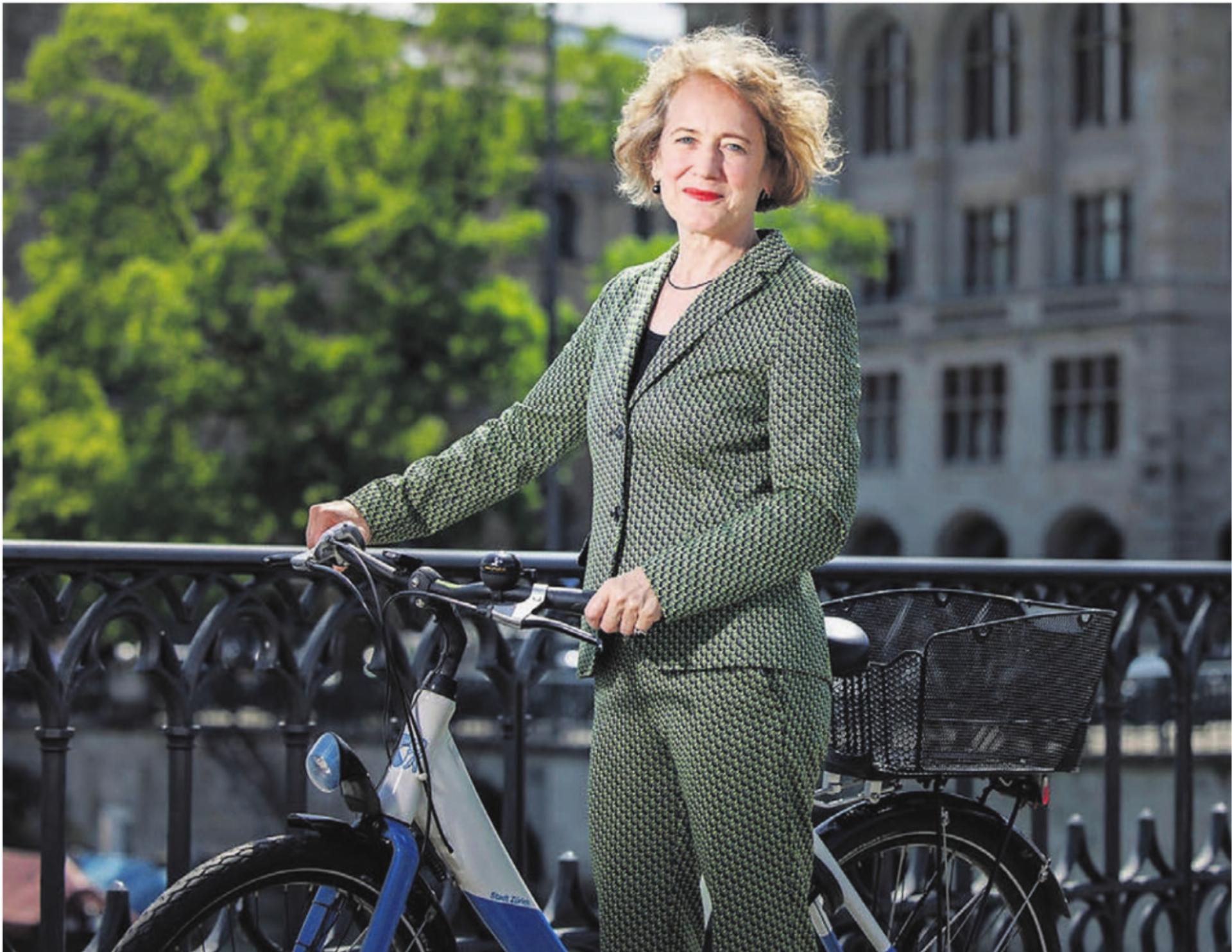 Der Verkehr sorgt in der Stadt immer wieder für Gesprächsstoff. Corine Mauch bevorzugt das Fahrrad. Bild: Dominique Meienberg - Das Bild wird blockiert. – Möglicherweise durch einen aktiven Adblocker.
