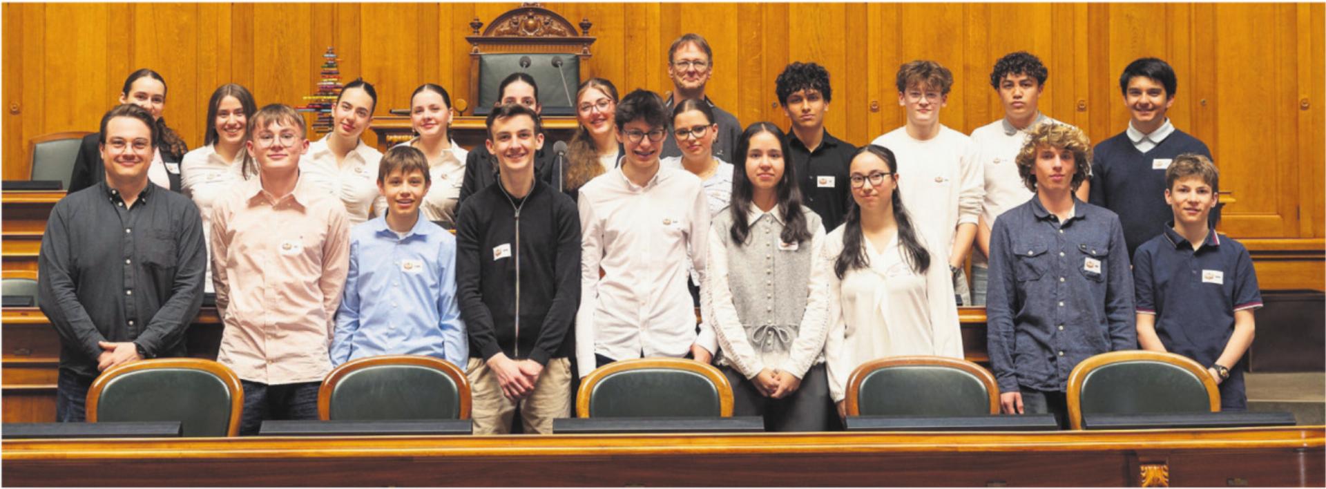 Die Schülerinnen und Schüler der Bez 3a durften den Nationalratssaal nicht nur besuchen, sondern darin auch miteinander diskutieren. Bild: zg - Das Bild wird blockiert. – Möglicherweise durch einen aktiven Adblocker.