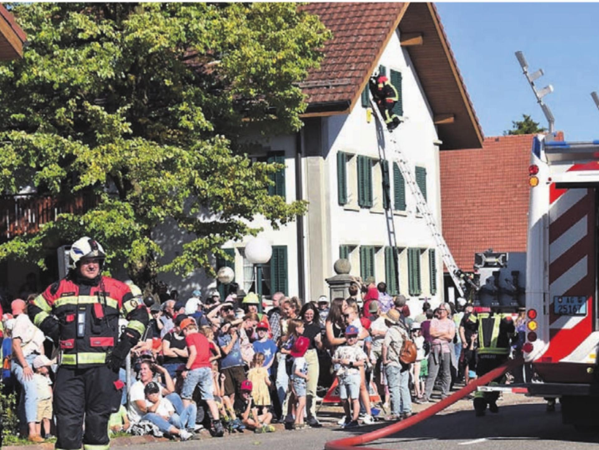 Gross und Klein schaute den Feuerwehrleuten beim Verrichten ihres Handwerks zu. Bilder: Erika Obrist - Das Bild wird blockiert. – Möglicherweise durch einen aktiven Adblocker.
