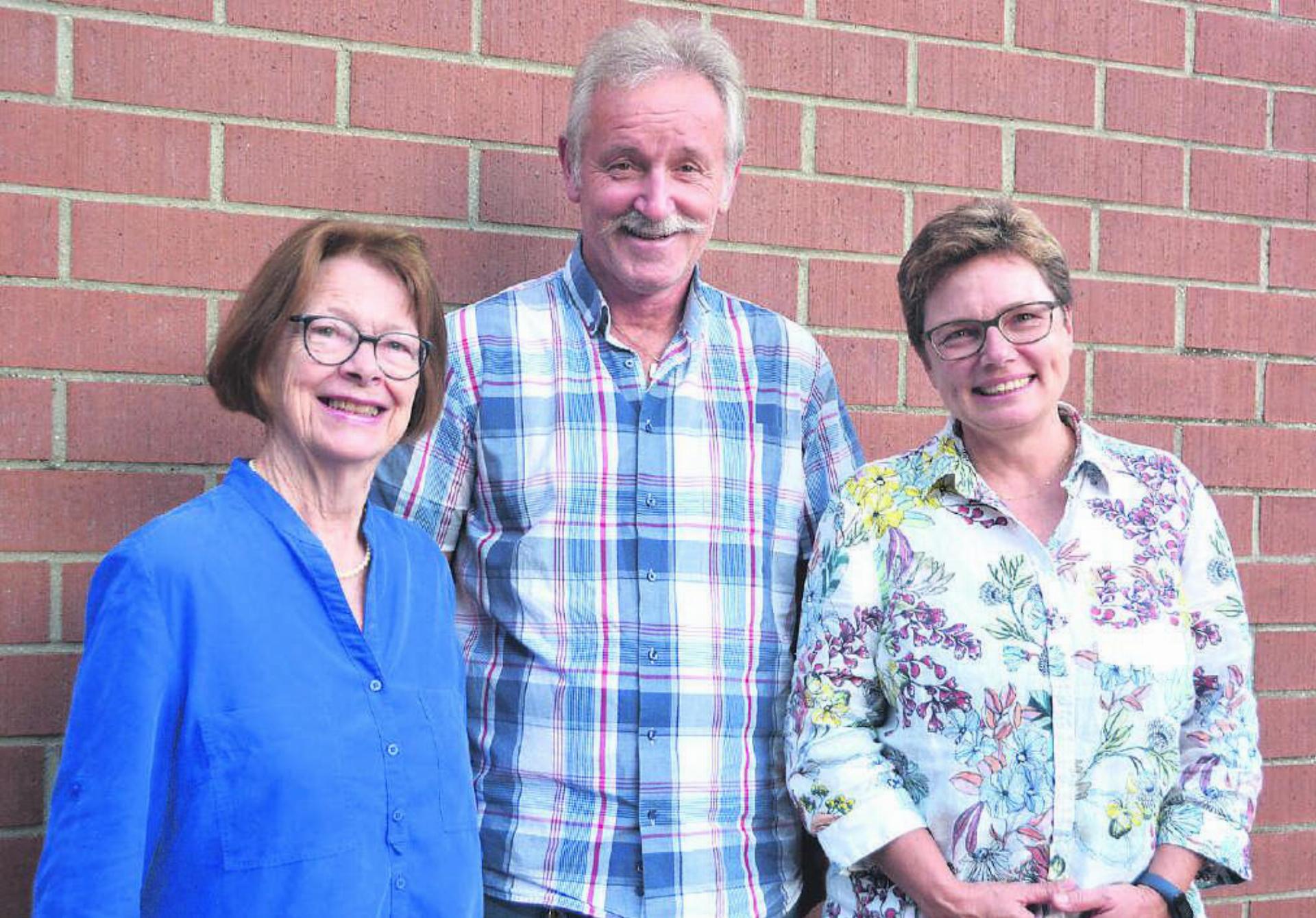 Sie setzen sich in der Arbeitsgruppe Altersfragen Mutschellen mit viel Tatendrang ein: (v. l.) Susanne Plüss, Otto Eggimann und Eveline Scherrer. Bild: Roger Wetli