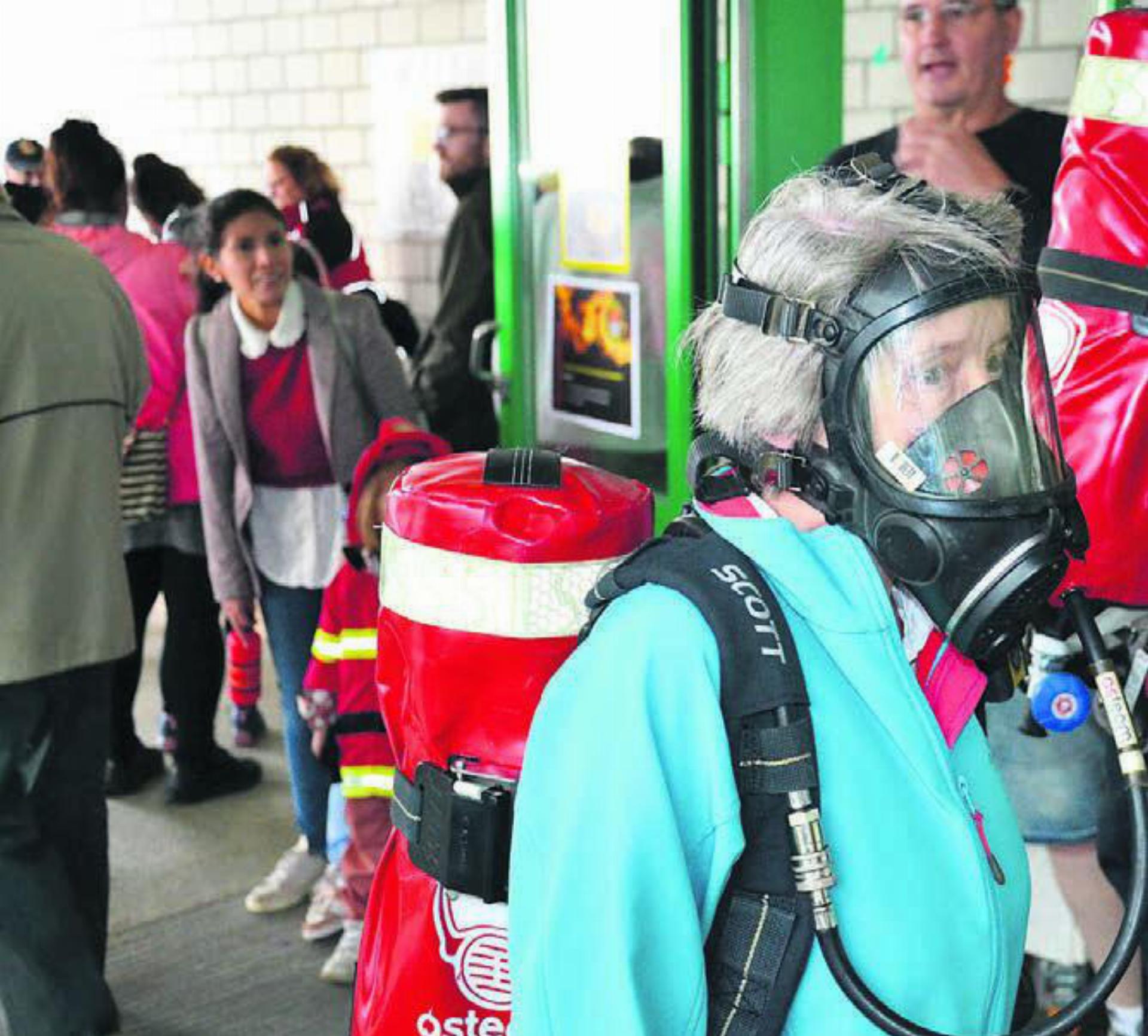 Atemschutz in Vollmontur konnten die Einwohnerinnen und Einwohner selber testen.