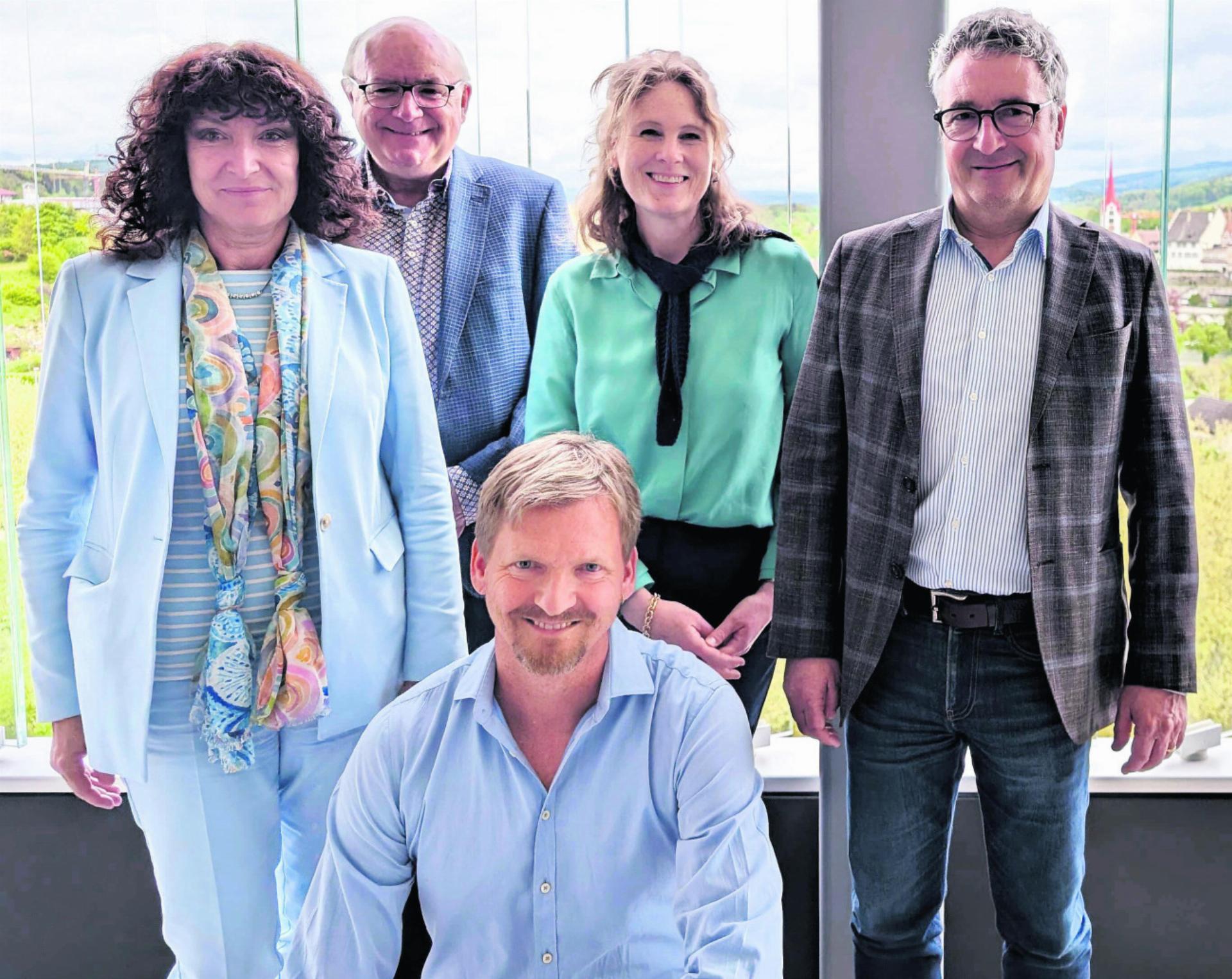 Vorbereitung hoch über Bremgarten: Das OK um Kerstin Lücker, Markus Detmer, Jerry Schneiter, Mirjam Hegenbarth und Stiftungsleiter Thomas Bopp (von links) freut sich darauf, das Haus Allegra gemeinsam mit der Bevölkerung zu feiern. Bild: Marco Huwyler