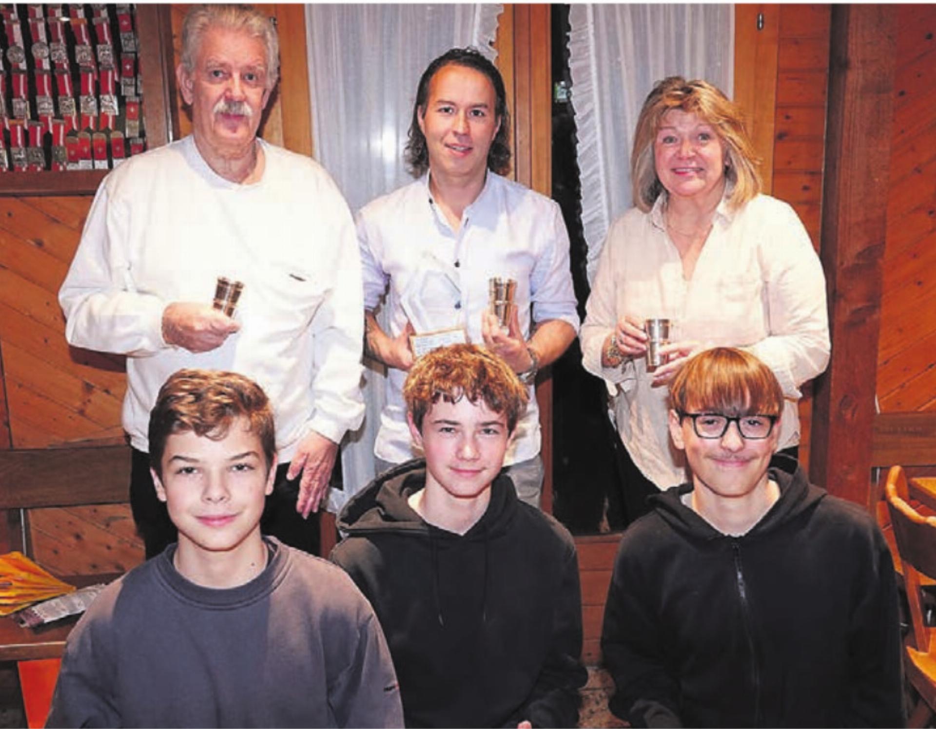 Sie glänzten mit sehr guten Resultaten: (Hinten v. l.) Manfred Weber, Tiago Ferràs, Beatrice Bischof und (vorne v. l.) Severin Meier, Vitus Bissig, Silvan Huber. Bild: zg - Das Bild wird blockiert. – Möglicherweise durch einen aktiven Adblocker.