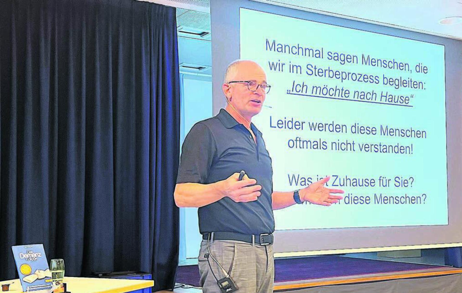 Markus Proske schafft es auch, das Publikum mit Fragen einzubinden. Bilder: Walter Minder