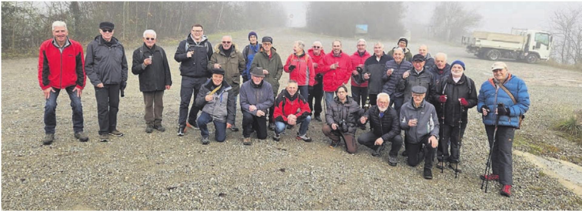 Der Wintermarsch fand trotz Nebel bei hervorragender Stimmung statt. Später zeigte sich gar die Sonne noch. Bild: zg - Das Bild wird blockiert. – Möglicherweise durch einen aktiven Adblocker.