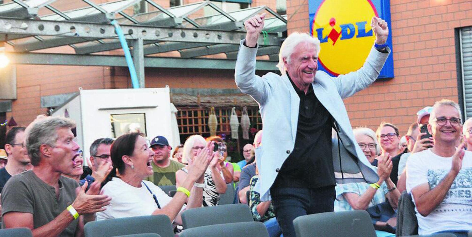 Emil Steinberger wurde vom Publikum in Rudolfstetten herzlich empfangen. Bild: sab