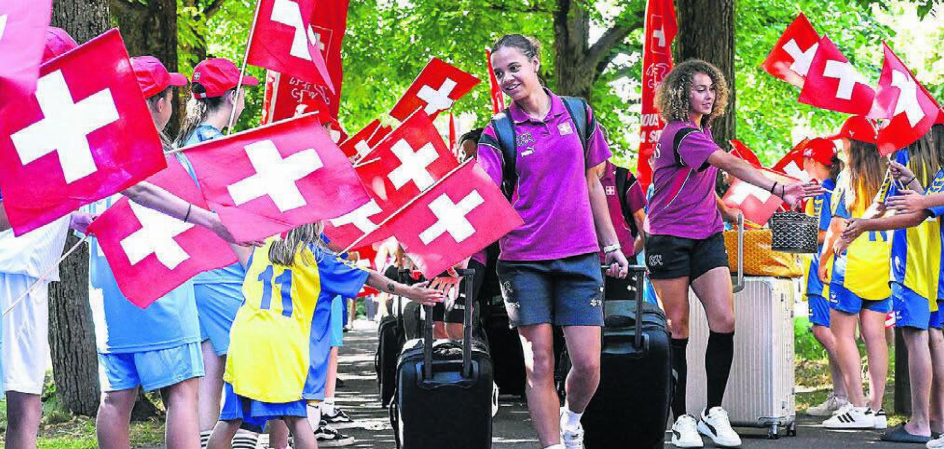 Ankunft des Schweizer Nationalteams im Hotel Seepark in Thun. Shootingstar Iman Beney (links, gerade zu Manchester City gewechselt) und die Murianerin Alayah Pilgrim klatschen mit den Fans ab. Bild: Freshfocus
