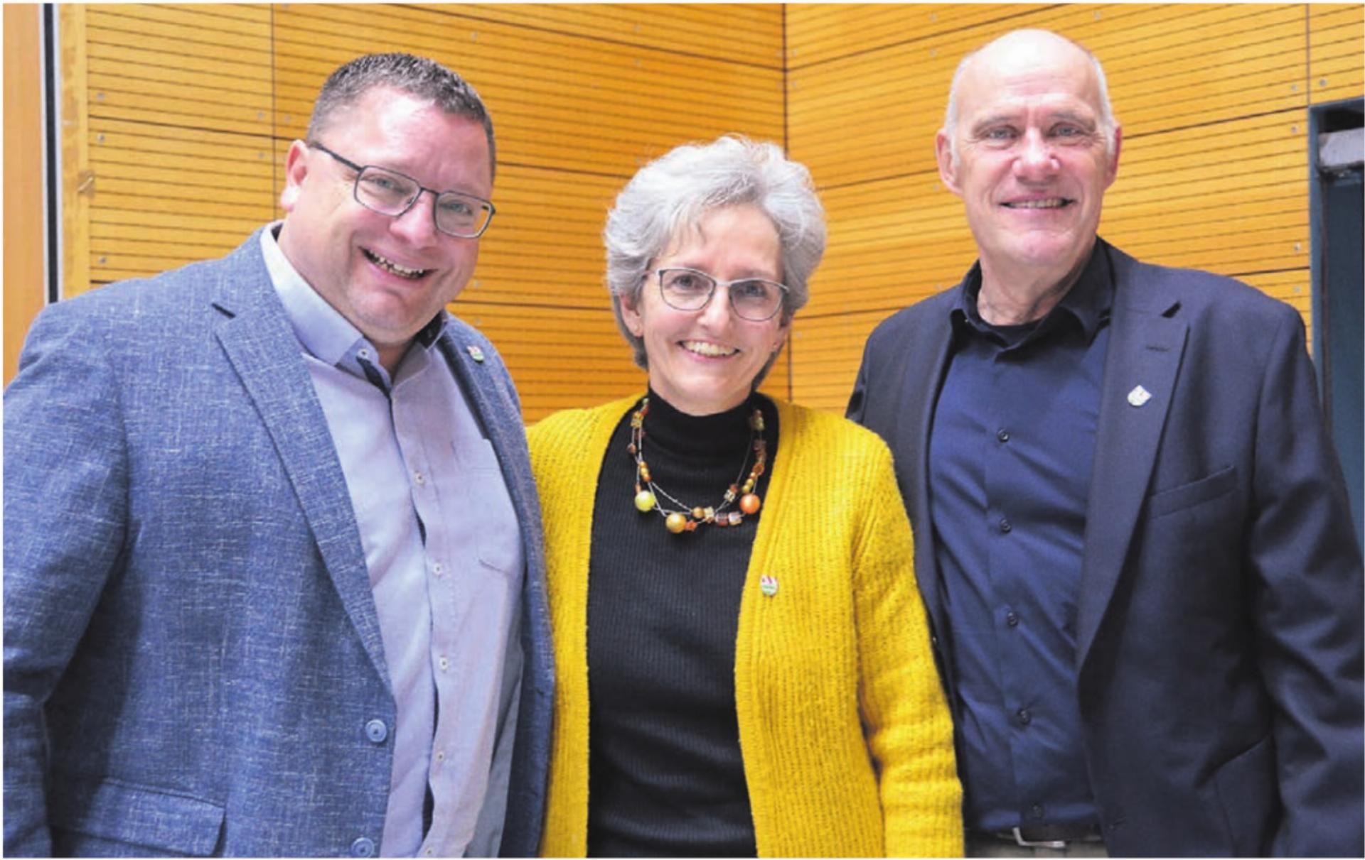 Gemeindeammann Norbert Ender (rechts) durfte respektive musste gleich zwei seiner Ratskollegen verabschieden. Daniel Pietsch tritt nach acht Jahren zurück, Vizeammann Cornelia Stutz nach zwölf. Bild: Chregi Hansen - Das Bild wird blockiert. – Möglicherweise durch einen aktiven Adblocker.