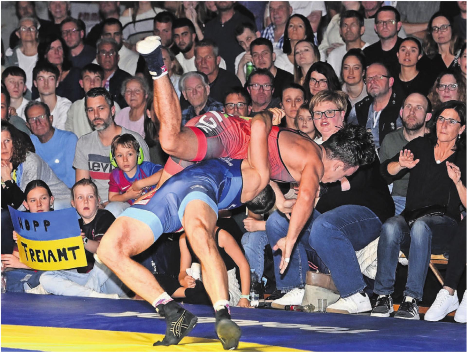 70 kg Greco: Saya Brunner wird vom Willisauer Topathleten Michael Portmann Richtung Publikum geworfen. Bild: Alexander Wagner - Das Bild wird blockiert. – Möglicherweise durch einen aktiven Adblocker.