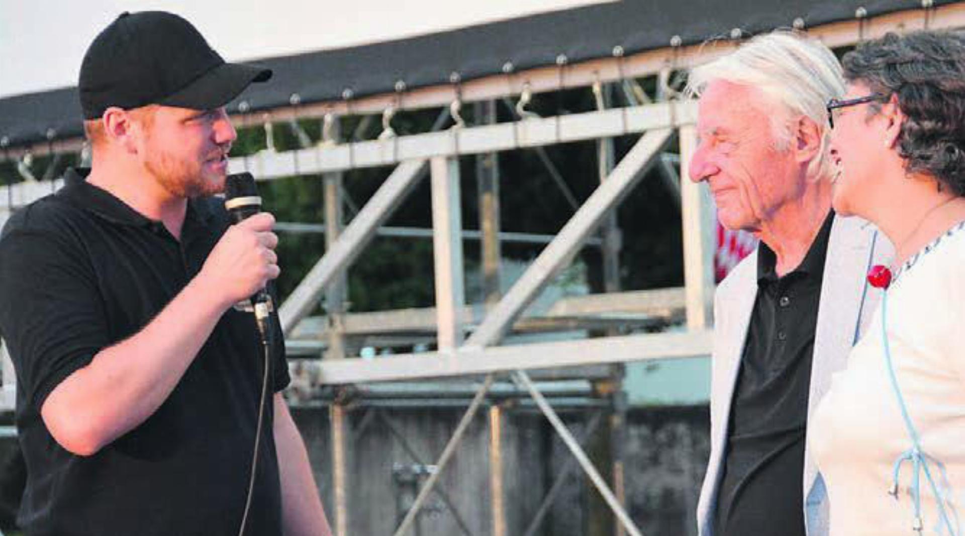 Stefan Meienberg (links), hier im Gespräch mit Emil und Niccel Steinberger, freut sich über eine gelungene Kinowoche auf dem Dorfplatz. Bild: Archiv