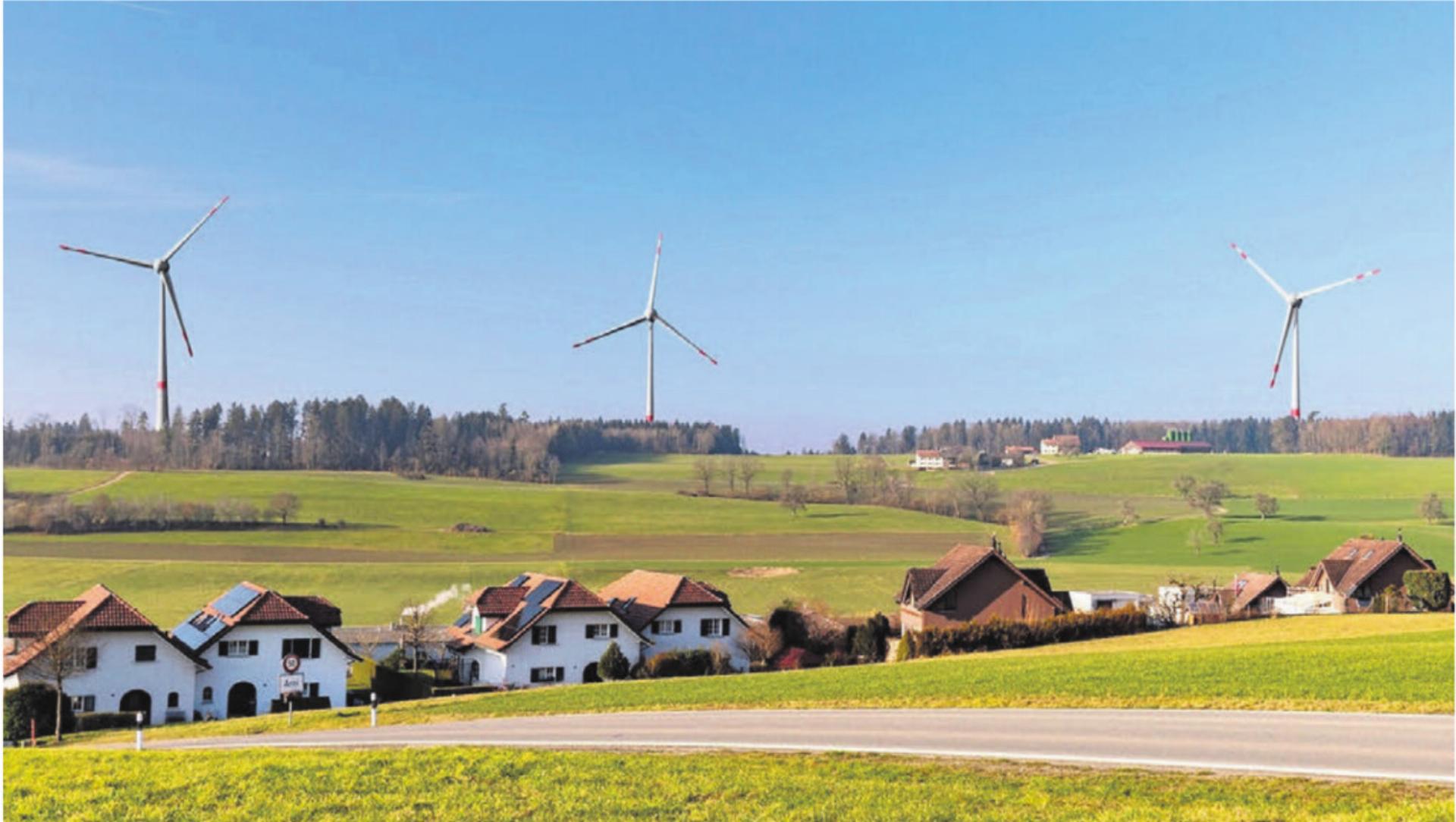 Die Visualisierung der Vereinigung «Gegenwind Knonaueramt» zeigt, wie massiv die Windräder die Gemeinde Arni einkreisen würden. Auf der gegenüberliegenden Seite der Gemeinde ist ebenfalls ein Windpark geplant. Bild: zg - Das Bild wird blockiert. – Möglicherweise durch einen aktiven Adblocker.